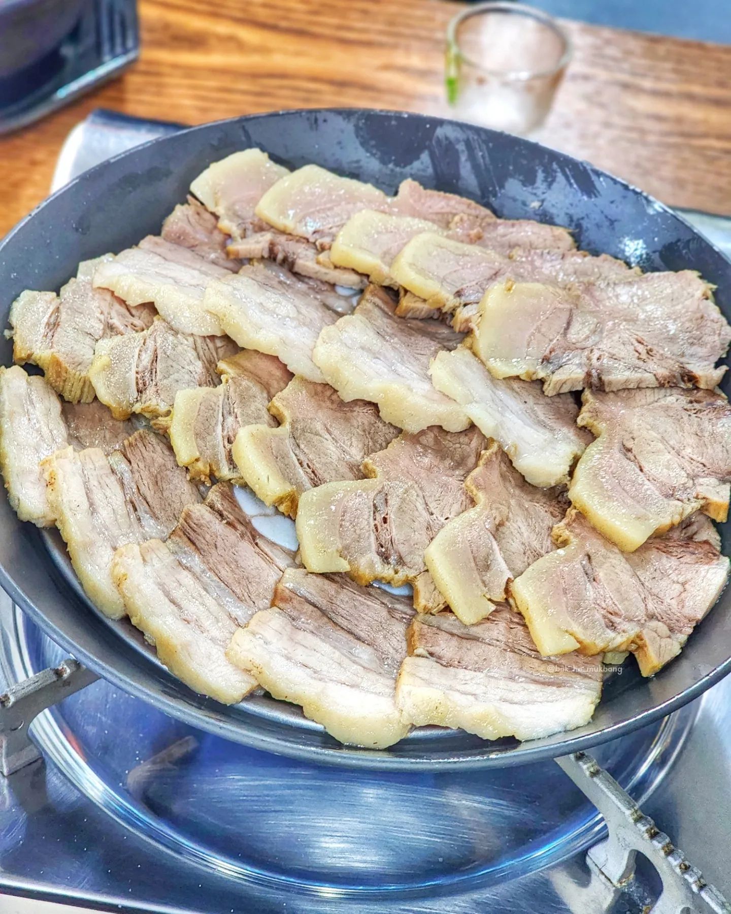 ✅ #박하의먹방_김해 < #아제돼지국밥 >
#김해맛집 #율하맛집 #어방동맛집
-
• 수육(소) 27,000원
• 돼지국밥 9,000원
-
김해 국물이 진국인 돼지국밥 맛집!!!
⠀
야들야들~ 비계와 살코기의 환상 비율로
입에 넣으면 녹아요 녹아~!
양파 절이에 찍먹해도 꿀맛👍
부추와 새우젓올려서 먹어도 꾸르맛👍
이미 소주병 깐건 안비밀~ㅋㅋㅋㅋㅋ 
⠀
뽀얀 깊은 진한 맛의 국물이 일품!
잡내없고 고기 건더기도 푸짐푸짐해요💛
밥 말아서 뚝딱~! 해장하러 왔다가 또 술이라죠😉