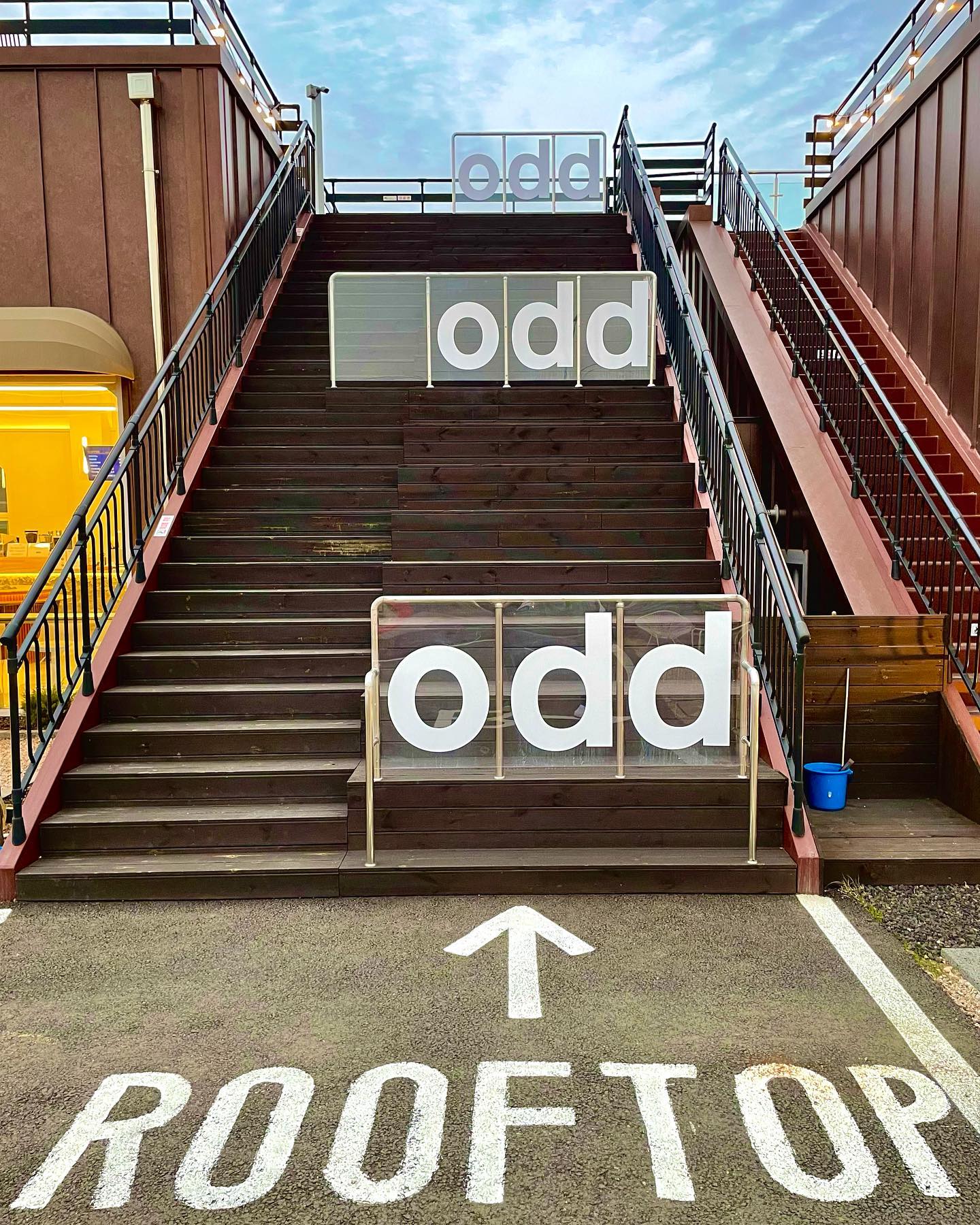 #협찬 #오디디
우드+화이트+플랜테리어가 매력적이었던 카페🍃

🔍 odd (오디디)
✅ 주소 : 경기 파주시 연다산길 53
✅ 전화번호 : 0507-1380-4595
✅ 영업시간 
 - 수요일 정기휴무
 - 월,화,목,금 12:00-21:00 (라스트오더 20:30)
 - 토,일 10:00-22:00 (라스트오더 21:30)
✅ 주차 공간 매우 넓음 

🍽 한라봉 에이드 ₩6,500
아래에 깔려있는 상큼한 한라봉 과육과 
시원하고 톡쏘는 탄산때문에 청량감 뿜뿜
맛도 좋고 색감까지 예뻤던 에이드 

🍽 까망라떼 ₩6,500
오디디의 시그니처 메뉴인 까망라떼
고소함이 가득 퍼지고 약간의 달달함도 느껴지고
흑임자+초코라떼를 적절하게 섞어놓은 맛이에요

🍽 파니니 샌드위치 ₩6,000
파니니는 따뜻하고 바삭하게 구워서 주시더라고요
은은한 바질향과 촉촉한 닭가슴살, 상큼한 토마토,고소한 치즈가 잘 어우러져서 맛있었어요

🍽 헤이즐넛 휘낭시에 ₩3,000
집에 쟁여가고 싶었던 취향저격 휘낭시에
적당히 달달하면서 헤이즐넛이 고소해요
쫀쫀함이 느껴지는 텍스쳐였어요

🔸신세계 아울렛, 롯데아울렛 근방에 위치
🔸야외 정원과 루프탑이 매력적인 카페에요
🔸넓고 다양한 매력의 공간들이 있어 좌석 선택의 폭이 넓어요
 
 [야외정원 / 루프탑]
odd는 낮에 와도 좋지만 특히 저녁 노을이 예쁘다고해요 
야외정원이나 루프탑에서 시원한 바람맞으며 
맛있는 음료와 디저트까지 먹으면 꿀맛이겟죠😊
 [A동]
음료를 주문을 하는 곳이고 취식도 가능해요!
둥근 테이블과 바 형태의 테이블이 있어요
커다란 통창으로 들어오는 채광이 매력적인 곳이에요 
 [B동]
odd에서 운영하는 영업 체험이 진행되는 장소이기 때문에 
특정 시간대에는 사용이 불가능한 점 참고하세요 

🌟주차장 찾아오시는 법🌟
주차장 입구가 정문과 후문이 있어서 헷갈림 주의❗️
네이버 검색에서 "오디디" 검색 후 플레이스 들어가서 
"길찾기"누르시고 네이버 네비를 이용해서 방문하세요.
티맵으로 오실 경우 후문 주차장으로 안내됩니다. 
청석 주유소 골목길로 들어오시면 
바로 앞에 후문 주차장이 간판에 표시가 되어 있습니다.

#파주카페 #파주야외카페 #운정카페 #파주운정카페 #파주신상카페 #아이와가볼만한곳 #파주카페추천 #아이와가볼만한곳추천 #파주데이트 #파주커피맛집 #운정카페추천 #빵 #맛집 #카페 #맛스타그램 #맛집스타그램 #먹스타그램 #푸드스타그램 #일상 #맛집추천 #맛집탐방 #먹방 #먹부림 #먹스타 #먹팔환영 #먹팔맞팔 #맛집탐방