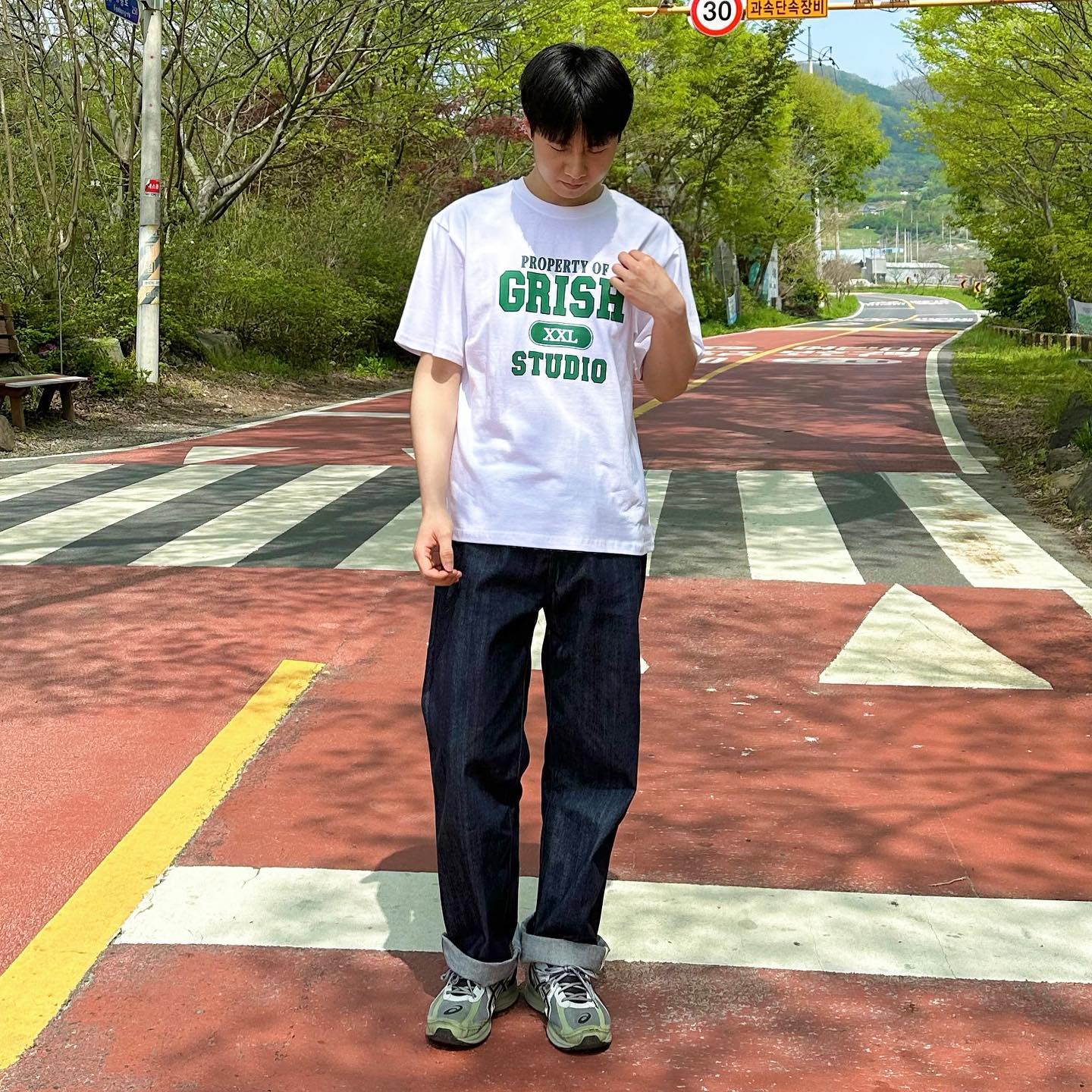 #협찬
 오늘은 grish_official 에서 다시 한번 제품을 추가 협찬해주셨는데요!!
 제가 받은 제품은 “[GRISH PROPERTY LOGO T-SHIRTS WHITE-GREEN - M SIZE]” 입니다!!

 화이트 반팔티에 그린컬러로 그리쉬만의 개성을 잘 나타낸 제품인데요!!

 낮 기온이 28도까지 올라가는 미쳐버린 날씨인 요즘 🔥 흰 반팔티에 청바지 코디 어떠신가요?? 😎

 위 제품은 제가 착용한 White-Green 색상 외에도 ‘White-Navy’, ‘White-Red’, ‘Black-Gray’까지 총 네가지 색상이 준비되어있답니다-!!

grish_official 
grish_official 
grish_official