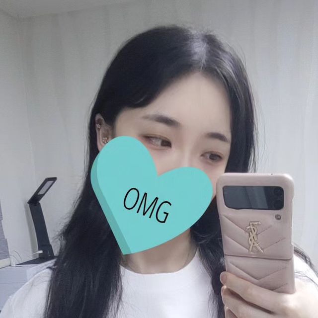 유지원 on Instagram: "#광고 #협찬 #버디즈반팔티 #루즈핏반팔 #반팔티셔츠 #여성반팔티 #여학생반팔티 #캠퍼스룩 #캐주얼반팔티 #데일리룩 #10대반팔티 #20대반팔티 #라운드반팔티 #오버핏반팔 #버디즈 #봄반팔티 #여름반팔티 #가을반팔티 #반팔티셔츠 #흰색반팔티 #검정반팔티 #이쁜반팔티 #딸기반팔티 #체리반팔티

고품질 원단을 이용하여 국내 자체 제작했다고 해요!
ㄴ 면 65% + 폴리에스테르 35% 제품👍

선명한 색상을 위한 추가 염색을 해서 색감이 아주 예쁘고 데일리로 입기 좋아요! 😀 
 ㄴ 원단을 더욱 진하고 선명하게 화이트염색과 블랙 염색 작업 진행되었어요

고품질 디자인 인쇄 제품이에요 원단도 탄탄해요 제질이 너무 사기에오...❤️
ㄴ 고품질 날염 인쇄 / 고품질 디지털 프린트 인쇄

고급 봉제작업! 
 ㄴ 옷의 변형을 최소화하기 위해 어깨선 뿐만 아니라 겨드랑이 제봉선도 이중 스티치 봉제 작업해서 선도 예뻐요 ㅎㅎ 입을옷 없을 때 이 옷 하나만으로도 코디완성~♡😂👍"