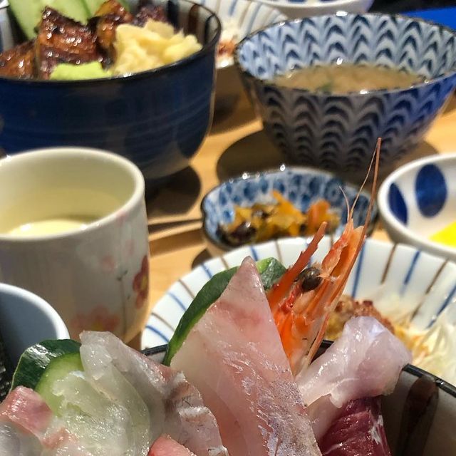 Na A Ra on Instagram: "20년 경력 오마카세 셰프님의 카이센동을 맛 볼 수 있는 곳!! 고급회를 합리적인 가격에 먹을 수 있어 입호강 하고 왔습니다 (❁ᴗ͈ˬᴗ͈) 어울리는 사케와 와인도 있어 술