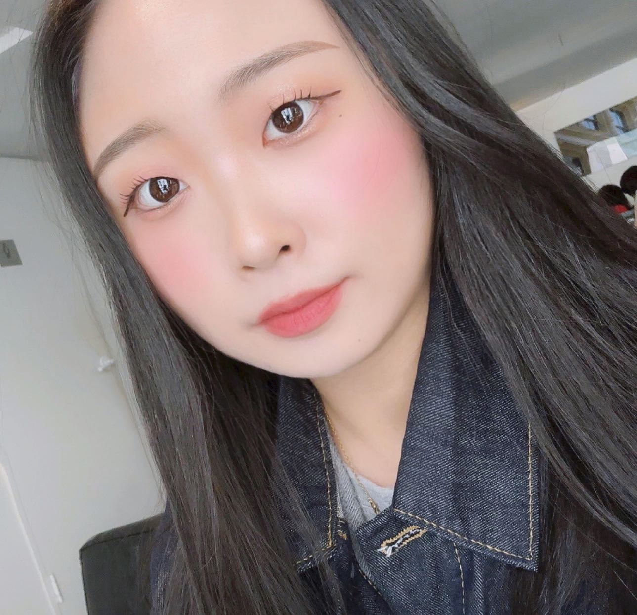 👩🏻+🤳🏻=💙