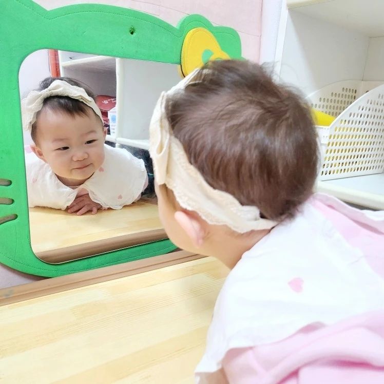 어린이집생활기 

처음보다 많이 적응한 모습,,
매일 잘 놀고있는 사진 한가득,
오늘은 또 어떻게지냈을까 
알림장오기만을 기다리는 요즘인데

또 어제부터 고열 시작...🤒😷

소이야 이제 더이상 안아팠으면 좋겠어,, 
아프지마