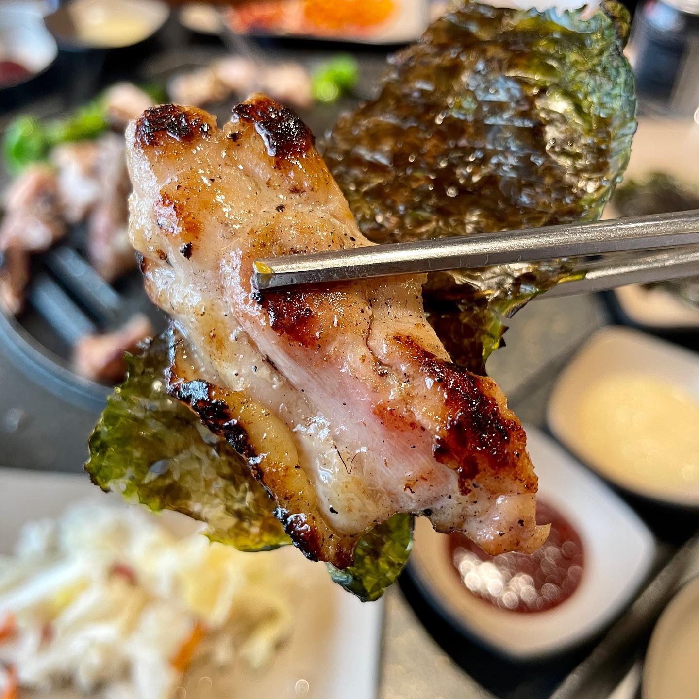 #협찬
탤구리랑 동탄 북광장에 있는 팔각도 다녀옴!

닭갈비랑 닭목살, 닭발, 안창살, 연골 등 특수부위를 파는곳인데, 8각형의 화로에 반찬과 소스들이 있는 숯불닭갈비집이당!

생각보다 진짜 졸라 맛있어서 탤구리랑 놀랐고, 특히 닭목살은 태어나서 처음 먹어봤는데 쫄깃해서 다음에도 또 먹으러 가고 싶었다!

매콤 닭철판볶음밥은 졸라 기엽게 나오구, 콘치즈도 양이 엄청 많다! 

꽈리고추랑 대파랑도 엄청 잘어울리는 팔각도 강추함!!

⏰매장운영정보: 12:00-22:00
📍 경기 화성시 동탄중심상가2길 8 (반송동, 로하스애비뉴) 1층 109, 110호
🚘주차 가능⭕️ (한빛공영주차장)

 #동탄닭갈비 #동탄닭특수부위 #동탄북광장맛집 #동탄반송동맛집 #동탄회식 #노작공원맛집 #동탄맛집 #북광장맛집 #반송동맛집 #닭특수부위 #동탄팔각도 #팔각도동탄북광장점