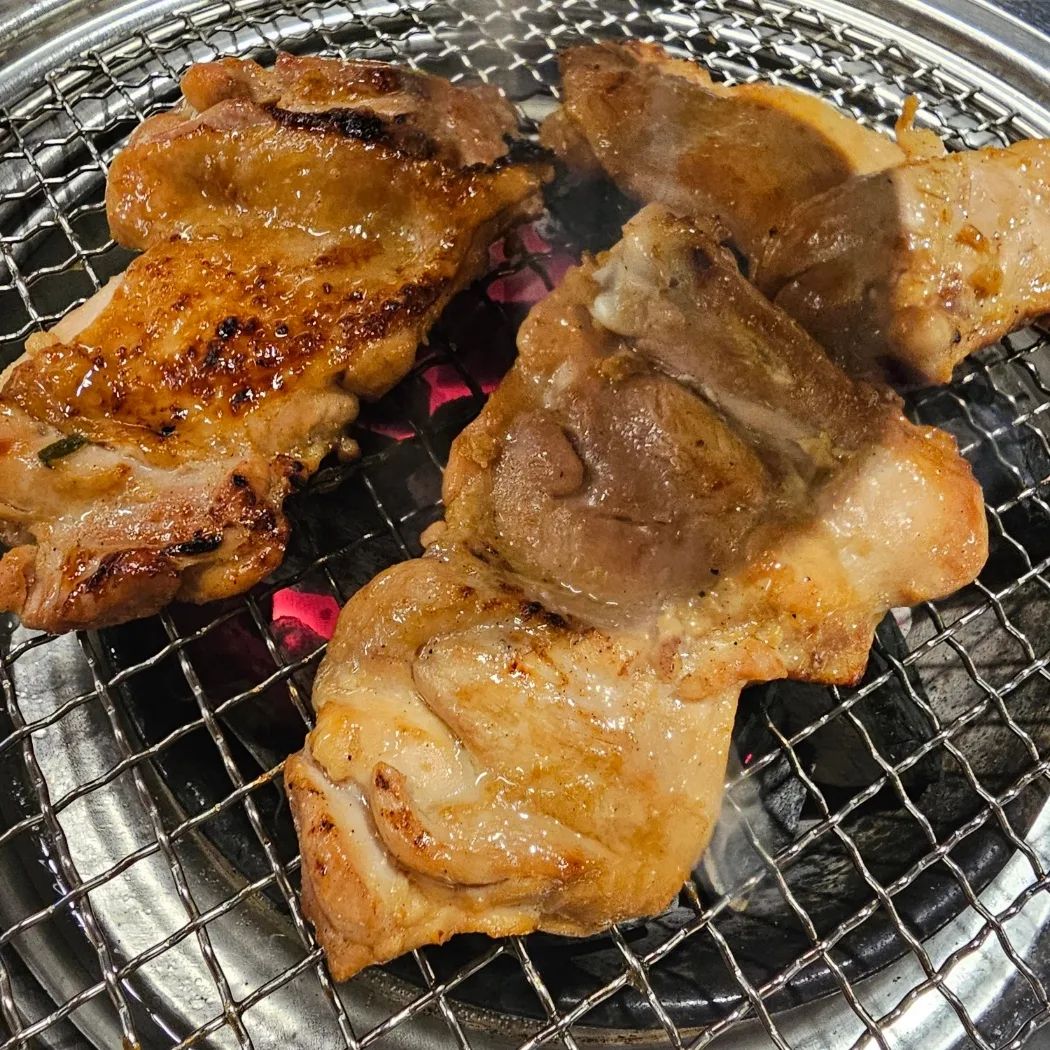 월요병으로 힘들고 지친 하루ㅠㅠ 저녁 해먹기힘들어서 외식.. 오늘은 마포구 토정로의 켄터키 식당!! 숯불 닭갈비 간판보고 홀린 듯이 입장!! 기다리는동안 친절한 사장님께서 설명을 해주시는데 너무 좋았어요! 저희가 먹은건 닭갈비(간장맛!!)2인분과 물막국수ㅎㅎ  먼저 초벌이 되어나와 금방 익혀서 기다리는시간이 짧아 좋아요ㅎㅎ
 달짝지근한 간장의 맛이  닭갈비 안에 제대로 베인건 사실! 새콤매콤  시원한 물막국수ㅠㅠ 빠지면 섭해요!
또띠아와 닭갈비 조합! 완전 찬성!!
켄터키식당 추천드려요오오~~!!!

위치 : 서울시 마포구 토정로 276  1층 켄터키식당

예약 : 02-3663-8292

#서울맛집 #서울데이트 #마포맛집 #마포역맛집 #용강동맛집 #토정로맛집 #닭갈비 #숯불닭갈비 #고추장닭갈비 #간장닭갈비 #물막국수 #먹스타그램 #맛잘알추천 #맛집 #숯불 #숯불최고 #식지않아 #켄터키 #켄터키식당 #파이팅 #파이팅해야지 #닭요리 #닭요리는 #역시 #닭갈비 #켄터키쵝오