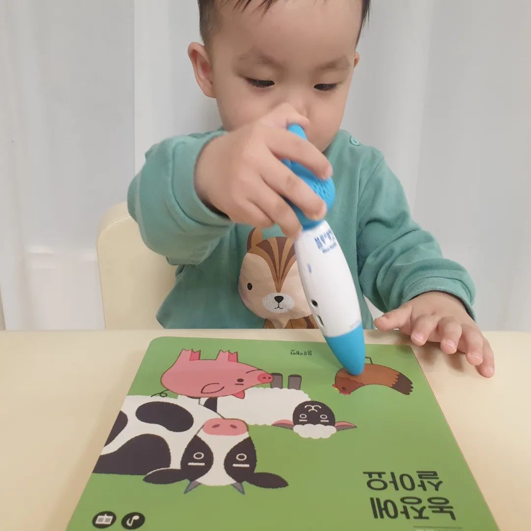 #협찬

혼자서도 잘 놀아요💛

엄빠에게 쉼을 주는 고마운 책
동물 좋아하는 별하가 
요즘 제일 빠져있는 블루래빗 러닝스타트 농장에 살아요!

토끼펜으로 책을 보며
함께 동물 흉내도 내고
흘러나오는 음악에 알 수 없는 춤도 추고

가끔은 이렇게 티비 만화보다
책을 더 좋아하는 모습에 그저 흐믓...😊

#아기전집 #유아전집 #블루래빗 #러닝스타트