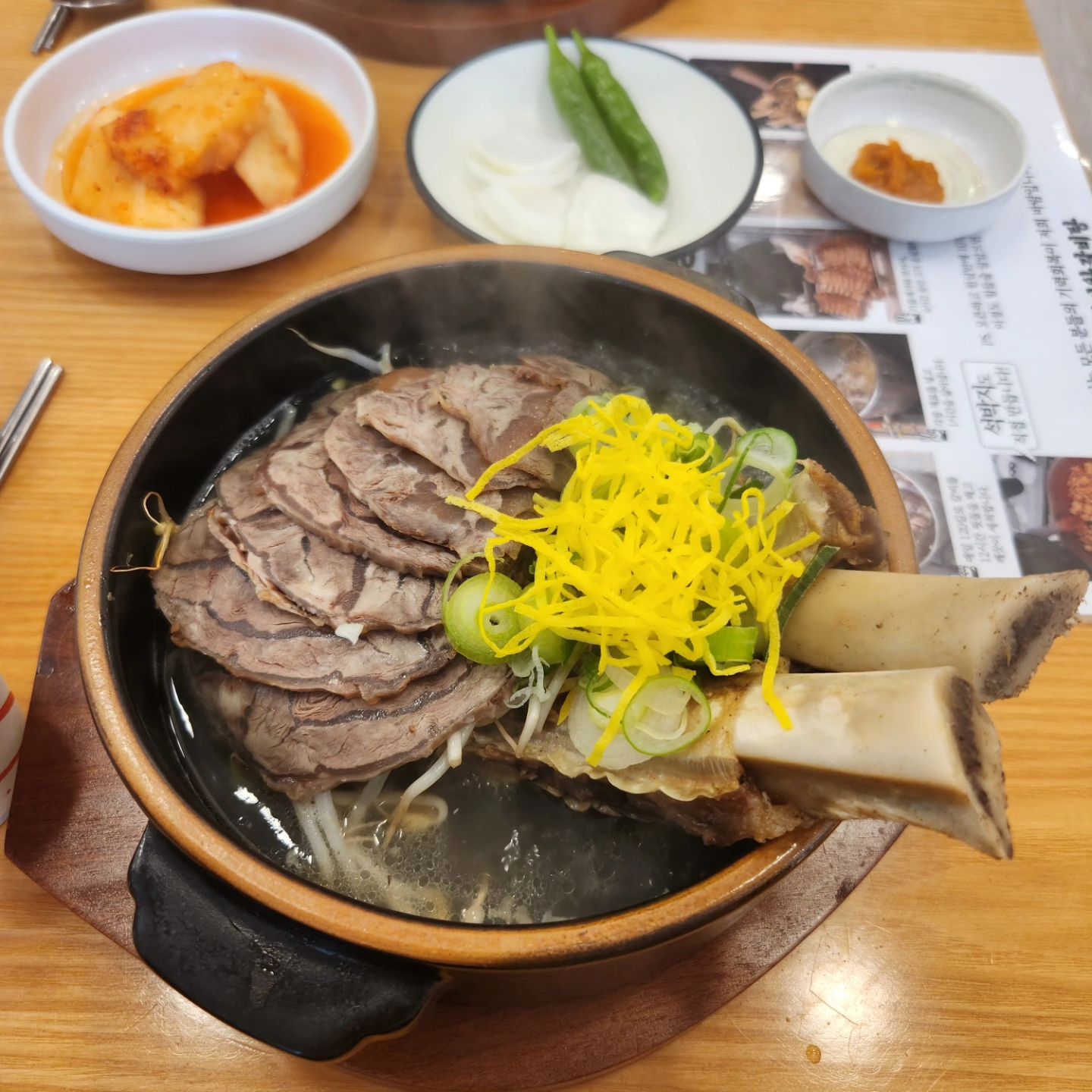 #협찬 회기역1번출구에 새로오픈한 회기왕갈비탕에 다녀왔어용~!

아롱사태갈비탕 15,000원
특왕갈비탕3대 16,000원

여태까지 먹었던 갈비탕은 고기도 별로 없고 질기고 그랬는데 이번에 다녀온 갈비탕집은 고기가 양도 많고 진짜 너무 부드러워서 뼈대에서 그냥 빠지더라구용! 여태까지 먹었던 갈비탕하고 비교가 안되구나라고 느낄정도였어용☺️☺️
그리고 다먹고 후식으로 보리강정도 먹을수 있게 셀프코너에 비치되어있는데 진짜 너무 맛있어서 두봉을 사가버렸지뭐에영ㅎㅎ
이번에 새로 생긴곳이여서 매장,인테리어가 엄청 깔끔하고 특이하게 1인석이 있더라구요! 혼자서 밥먹으러 갈때 눈치가 많이 보일때가 많은데 1인석에서 먹으면 편하게 먹을수 있어서 좋은것 같아용ㅎㅎ

🎈주소
서울 동대문구 이문로 54 1층 회기왕갈비탕

🎈시간
오전10:00~21:00
라스트오더 20:30

🎈주차
매장바로앞에 주차하시면 되요!

#회기역맛집 #휘경동맛집 #이문동맛집 #회기동맛집 #청량리역맛집 #중랑역맛집 #전농동맛집 #중화동맛집 #면목동맛집 #월곡동맛집 #카이스트맛집 #경희대맛집 #고려대맛집 #한예종맛집 #동덕여대맛집 #회기맛집 #회기왕갈비탕