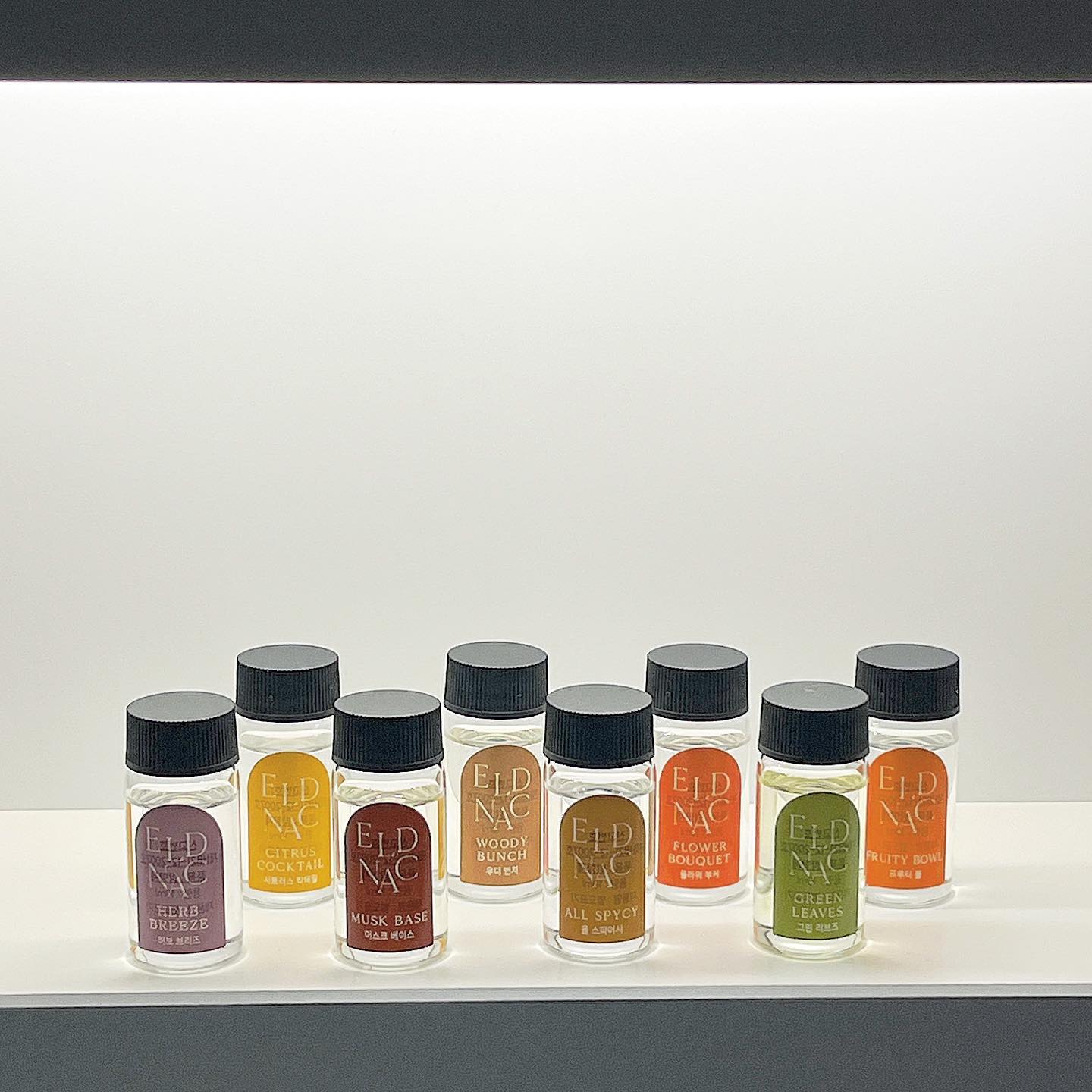 #제품제공 

🍃ELDNAC Scent Box Mnidi🌱

엘드낙 센트 박스 미니디 디퓨저 (8종, 10ml) 즐기는 방법 👇🏻

1️⃣Find your Scent
: 나만의 향기 찾기
2️⃣Make your Scent
: 조향해보기
3️⃣Talk-about your Scent
:친구,가족과 함께 나누는 향기 이야기
4️⃣Re-feel your Scent
:리필(refill)로 계속 즐기는 미니디

잠들기 전, 어떤 디퓨저로 잠들까 고를 때마다 마치 오늘 꿀 꿈을 정하는 것 같은 기분에 아주 소소한 즐거움&재미 느끼며 잠들 준비를 하는 즁…
자는 시간은 정말 너무 소중해서, 꼭 향기를 택하고 자게 되는데 이게 또 수면의 질을 향상시키기 위해 스스로에게 주는 선물같이 느껴져서 더욱 만족감이 높더라고요. 뭔가 되게 열심히!살고 나를위해!살고 하루를 뿌듯하게 마무리하는 기분,, 디퓨저 하나가 이렇게 큰 일을 한답니다. 기분에 따라 골라쓰는 디퓨저 사용해보세요 🤧