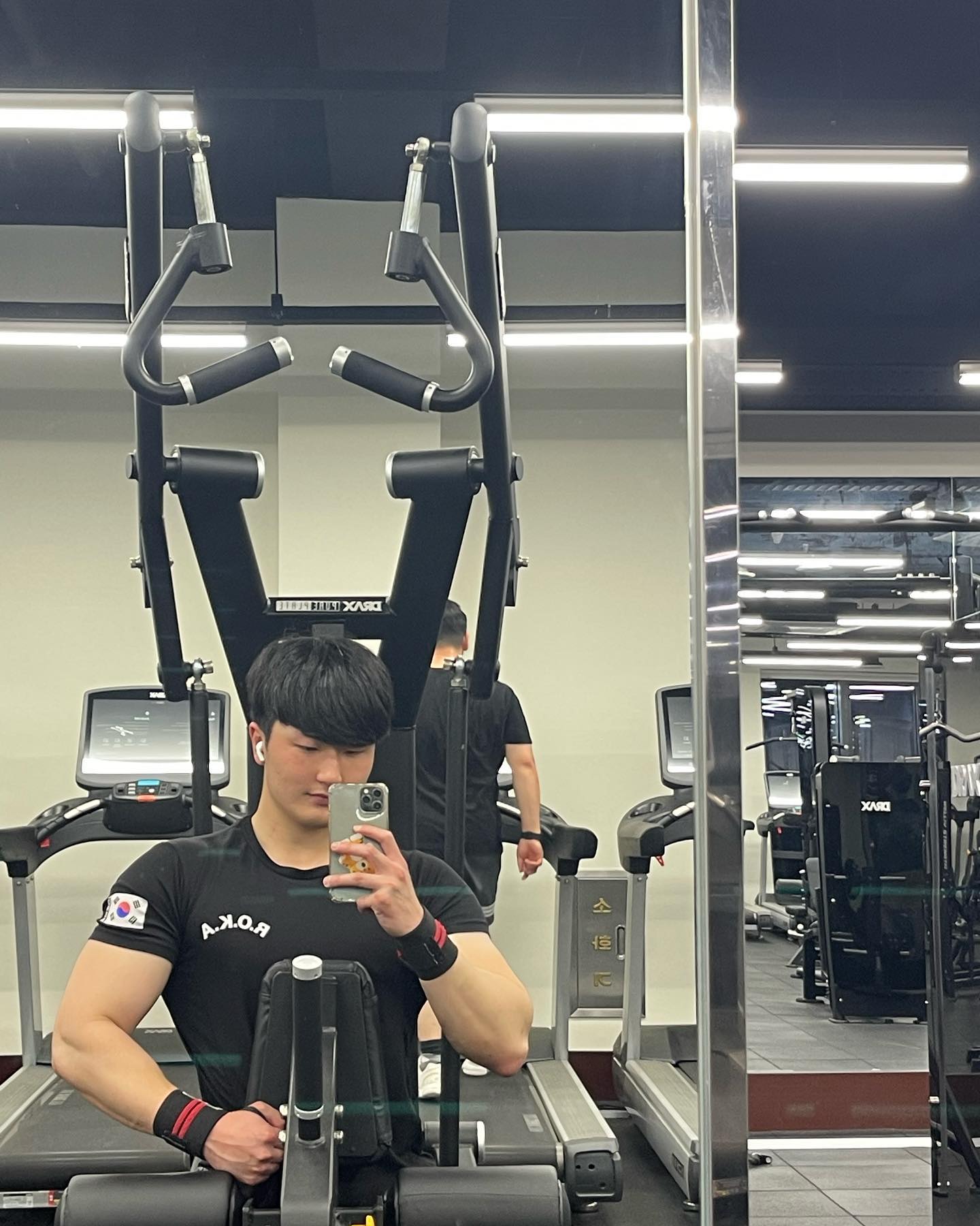 2023.4.24 운동기록📝

🔥가슴 운동🔥

✅벤치프레스 55kg 15회 2set 
  60kg 15회 1set
  65kg 15회 1set
✅인클라인 벤치프레스 45kg 15회 2set 
  50kg 15회 2set 
✅머신 체스트 플라이 55lbs 15회 5set

🔥등 운동🔥

✅맨몸 풀업  12회 5set
✅원암 시티드 로우 50kg 15회 1set
  55kg 15회 2set
  57.5kg 15회 2set
✅하이 로우  45kg 15회 2set
  50kg 15회 2set
✅암 풀다운  40kg 12회 3set

⏰휴식시간 : 1분40초

월요일 운동 끝🔥🔥
오늘은 가슴과 등운동을 끝냈습니다😆
원래 점심에 운동 갈계획이었는데 컨디션이 안좋아서 푹 쉬고 저녁에 운동을 갔다오게 되었네요🥹🥹
그래도 아직 시험기간이라 그런지 사람이 많진 않아서 기구 기다리는 시간 없이 쭉 하고 왔어요😊
내일은 꼭 점심쯤에 운동 갔다올 예정입니다😆😆
.
헬요일 운동 하시느라 다들 고생하셨구 좋은 밤 되세요💪💪