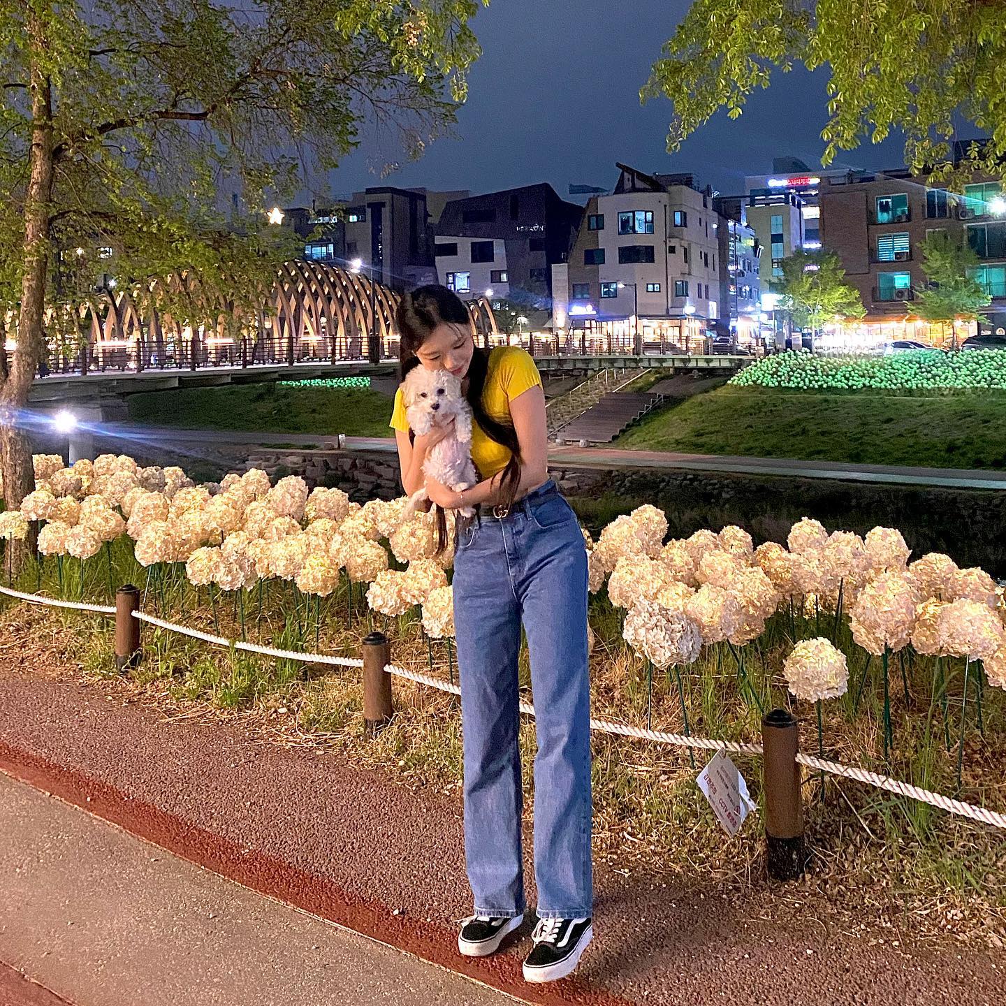 스트레이트 핏 청바지에 크롭티는 못참지💛

LF몰 스탠다이얼로부터 트렌디한 청바지를 제공받아 봄코디를 완성했습니다!

라인과 색상이 예쁜 청바지라 다양한 색상의 상의와 잘 어울리는 청바지 입니다👖

LF몰에서 #나의패션크루 라는 서비스가 오픈 되었는데요, 패션 MBTI 테스트를 통해 나의 패션 취향찾기로 나의 스타일을 알아보세요! 

lfmall_official stylemate_official

#협찬 #LF #LF몰 #나의패션취향 #나의패션크루 #스타일메이트 #봄코디챌린지 #봄코디 #룩스타일 #lookstyle #맞팔 #좋아요반사 #코디추천 #크롭티 #청바지 #일자진 #kpop #kstyle #y2k 
긴머리 #강아지 #비숑 #반묶음머리 #패션스타그램 #나들이패션 #반스올드스쿨 #별내 #별내카페거리 #산책 #서울근교나들이 #20대코디