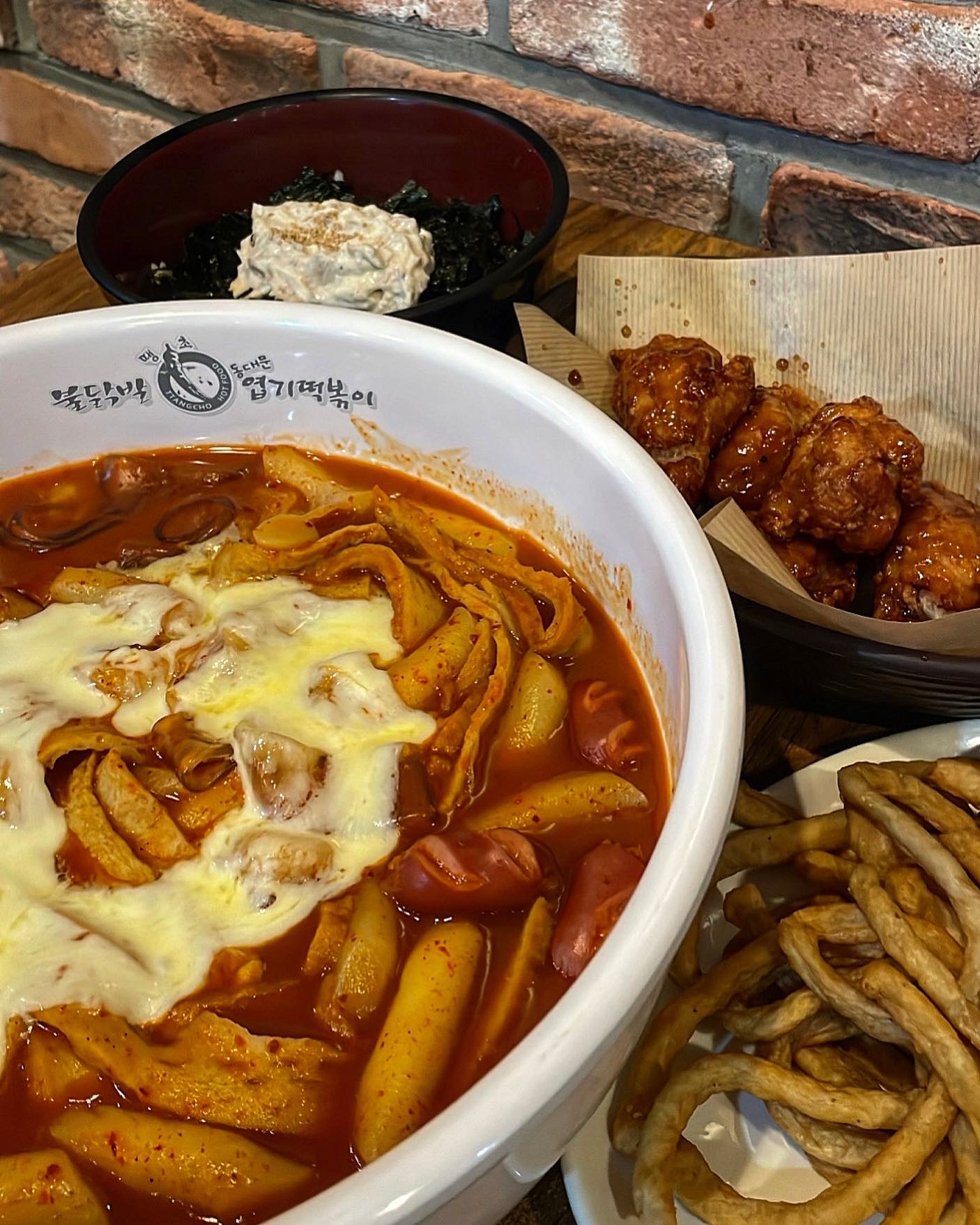 #광고 #엽떡꿀조합 
🍯 엽떡 꿀조합 🌶️

✔️ 엽기떡볶이 초보맛 + 엽봉 + 오뎅튀김 + 참치마요밥 (28,000)
엽떡은 그냥 먹어도 언제나 ,, 맛있지만 사이드와 함께 먹으면 더 맛있죠 🥺 엽봉은 처음 먹어봤는데 달달바삭 엄청 맛있더라구요 ! 오뎅튀김과 참치마요밥도 너무너무 맛있었어요. 

➰엽떡앱 “나만의 메뉴” 등록 시, 더욱 빠르고 간편하게 주문 가능해요. 

*서포터즈 활동 일환으로 활동 쿠폰을 지원받아 작성했습니다.

yupdduk_official #엽기떡볶이 #엽떡 #엽포터즈5기 #엽꿍이 #먹스타그램 #먹스타맞팔 #foodstagram #인스타 #좋아요 #likeforlikes #좋아요반사 #좋반 #선팔 #맞팔 #선팔하면맞팔 #먹스타좋반