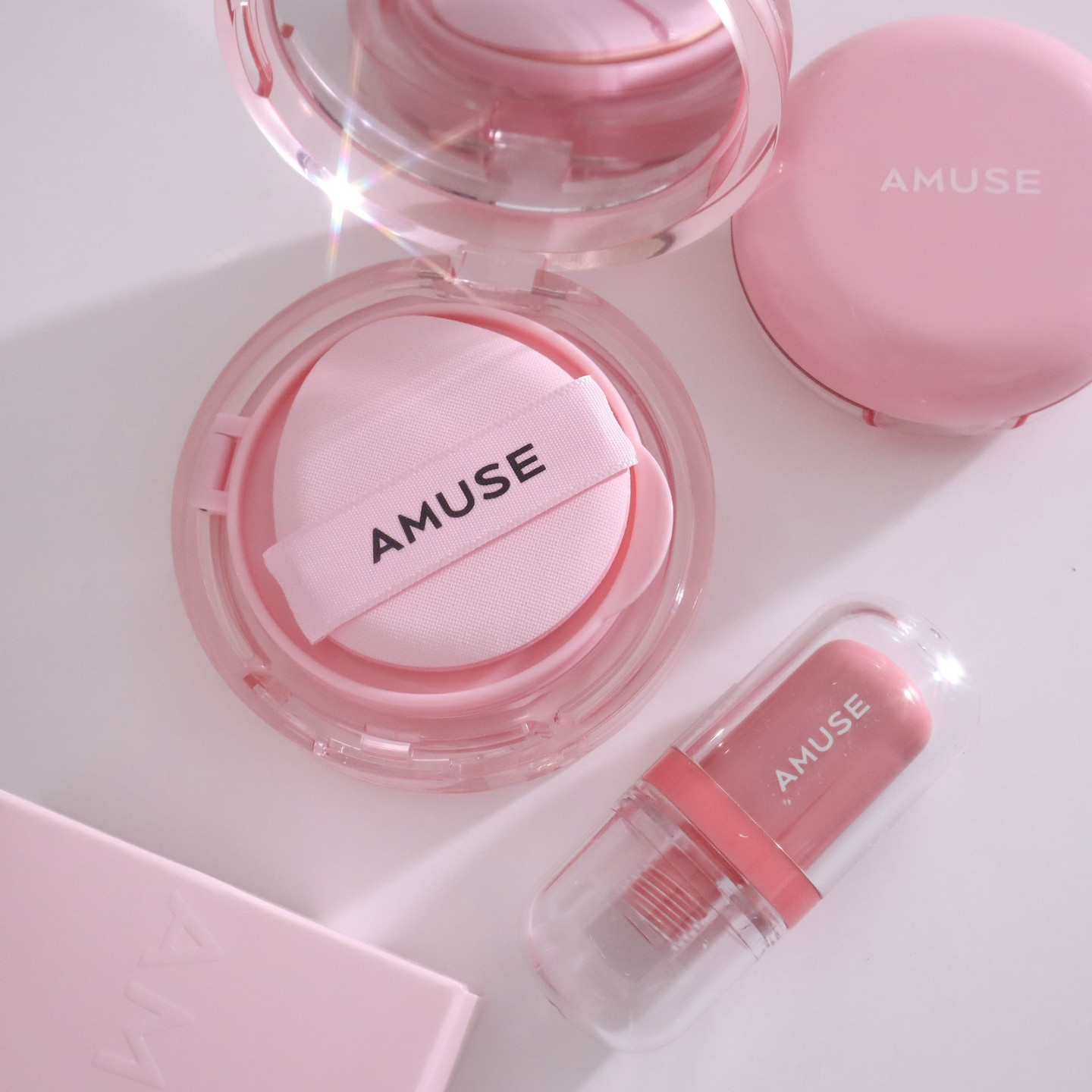 #광고 amuse

#어뮤즈 #듀파워비건쿠션 & #젤핏틴트 벚꽃젤리 한정에디션🌸

지난 3월 올리브영 선런칭을 통해 만나봤던 
어뮤즈 듀 파워 비건 쿠션이 컬러 선택 폭이 넓어져 출시되었어요 ! 
기존 촉촉 쿠션에서 아쉬웠던 지속력과 커버력을 모두 보완했고
장점은 모두 진화시킨 역대급 ! 역작 쿠션으로 저도 엄청 애용중이거든요

쿠션 중에 피부결까지 만족스러운 제품은 드물었는데 이번 어뮤즈 제품은 24시간 무너짐이 없으면서도 촉촉하게 챡 내 피부같이 편안하게 발리는 저자극 #비건쿠션 인데다가
원래 내 피부가 좋았던 것처럼 건강한 윤기와 매끈한 피부결로 예쁘게 표현해주는 
#윤결광쿠션 이라, 정말 피부톤이 깨끗하고 화사해보여 애용중이에요 ! 

60% 에센스가 즉각적인 쿨링 효과와 커버를 선사해 
요즘같이 건조한 환절기에도 뭉침이나 끼임이 없는 것도 굿굿👍
프랑스 ‘EVE 비건’ 인증을 받아 예민하거나 민감한 피부도 안심하고 사용할 수 있어요. 

어뮤즈 젤핏 틴트 벚꽃젤리 한정 에디션은 차분한 피치베이지에 맑은 핑크 컬러가 더해져
데일리하게 바르기좋고, 시간이 지날수록 도톰 젤리광이 차오르는
탱글한느낌의 입술이 예뻐보이는 틴트에요 !
원래는 일본 한정 컬러였지만, 벚꽃 시즌을 맞아 국내에서도 #한정판 으로 출시되었어요!

패키지 장인 어뮤즈만의 사랑스럽고 투명한 핑크빛 쿠션팩트와 벚꽃젤리 한정에디션으로
사랑스럽고 화사한 봄 메이크업 완성해보세요 💕

#벚꽃젤리 #탱글젤리립 #촉촉틴트 #지속력좋은쿠션 #지속력좋은틴트 #겉속케어쿠션 #쿠션추천 #한정판 #매끈한피부결