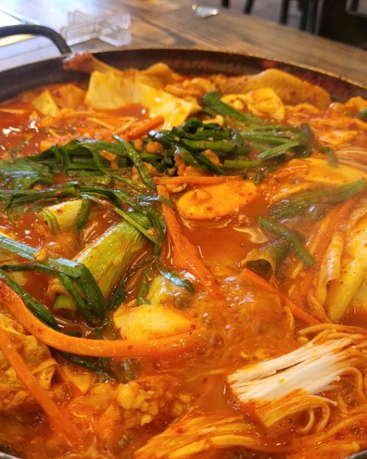 비오고 추운날엔 얼큰한 닭도리탕!

<구들마루>
대전 유성구 온천동로65번길 35

닭도리탕 ⭐⭐⭐

얼큰한게 땡겨서 급하게 검색해서 간 곳. 평을 보니까 소곱창전골이 유명한것 같은데 갔던날은 전골주문이 끝나서 아쉽게 닭도리탕으로 주문ㅠㅠ
얼큰 칼칼해서 맛있었지만! 딱예상했던 맛이라서 조금 아쉬웠다.
전화로 미리 주문해놓지 않으면 기다릴수도 있다는 점 참고바랍니다~

#구들마루 #닭도리탕 #비오는날☔️