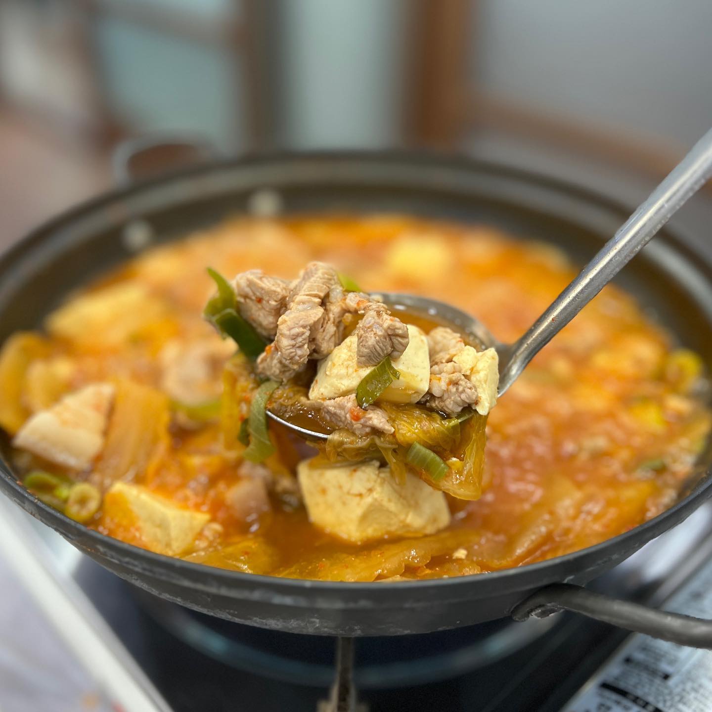전주효자동 꾸지뽕이 들어간 건강한 백반 맛집 "꾸지뽕시대"
전주에는 백반집이 많은편인데 꾸지뽕이 들어간 김치찌개는 처음 들어봐서 어떤 맛일지 굉장히 궁금했음. 가게 바로 앞에 주차장있고 근처에 주차할 곳이 많아서 걱정없이 방문 가능!
농림부 장관상까지 수상한 꾸지뽕 식당! 전주 효자동 맛집으로 보장되어있네요 ㅎㅎ
김치찌개를 주문했는데 직접 농사지은 꾸지뽕으로 손수 김치를 담가 만든다고 합니다. 친환경으로 꾸지뽕농사를 지으신다고하니 몸에 얼마나 좋을지 기대가 됩니당~
*메뉴
- 꾸지뽕 불낙전골 14,000원
- 꾸지뽕 전복삼계탕 18.000원
- 꾸지뽕 김치찌개 10,000원
- 꾸지뽕 삼계탕 15,000원
- 꾸지뽕 닭백숙 60,000원
- 닭도리탕 60,000원
- 생삼겹 14,000원
- 용봉탕 !!
등등
꾸지뽕 김치찌개 주문하니 백반집답게 정갈하고 깔끔한 반찬 8가지가 나옴.
반찬만 먹어도 밥한공기 뚝딱! 김치찌개에는 고기가 어마어마하게 들어가요.. 사장님 인심이 너무 후하십니다. 
고춧가루까지 국내산 쓰는 가게는 진짜 몇 못본것같은데 꾸지뽕시대는 김치, 고기, 고춧가루까지 100% 국내산 야채와 양념으로 직접담그신다고해요~
김치찌개는 시원하면서도 돼지고기 잡내도 하나도 안나서 굿👍
가족모임이나 회식으로 와도 좋을 것 같고 점심에 백반먹으러 와도 좋을 것 같아요! 다른테이블을 보니 불낙전골이나 삼겹살도 많이 드시는것같더라구요.
선물하면 좋을 꾸찌뽕 제품들도 판매하니 구경하세요!
반찬도 깔끔하고 양도 많아서 시원하게 잘 먹고 왔습니다!
*영업시간
매일(11:00-21:30)
라스트오더(20:30)
브레이크타임(15:00-17:00)
*주소 : 전북 전주시 완산구 소태정3길 9-4
*전화번호 : 063-224-9970
#전주효자동맛집 #전주효자동백반 #전주신시가지백반 #백반맛집 #전주대맛집 #전주효천지구맛집  #국내산김장김치찌개 #전주효자동맛집 #전주김치찌개장인 #KBS출연맛집 #협찬 #리뷰노트