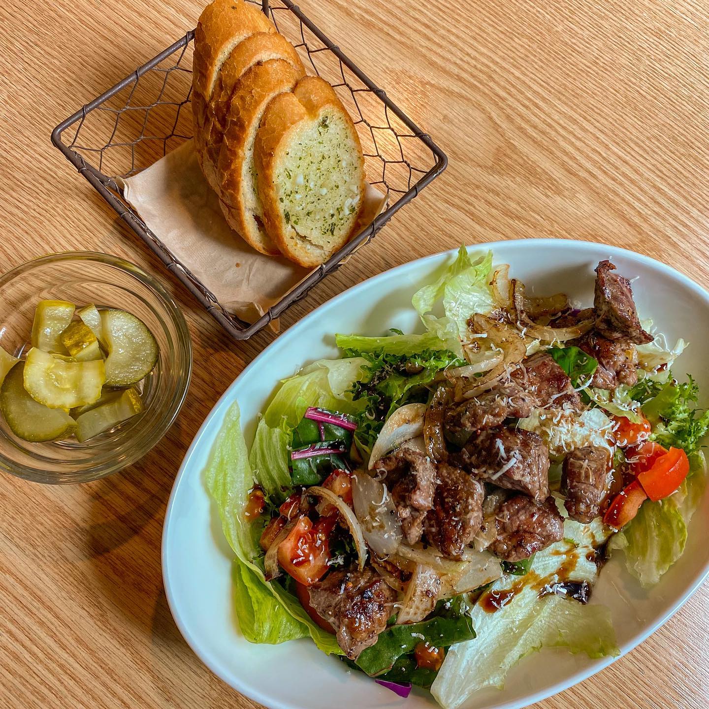 📍시칠리아
👉스테이크 샐러드, 봉골레 알리오 파스타, 치킨 토마토 리조또, 스테이크 샐러드 피자, 마늘빵👈

등촌역 근처 볼 일 있어서 갔다가 방문한 시칠리아!
파스타 맛집답게 파스타 종류도 엄청 많았어요🫢
배고파서 이것 저것 많이 시켜 돼지파티 진행🐷
먼저 스테이크 샐러드 고기도 촉촉하고 야채 상태도 좋고 식감과 맛을 다 잡아 예상외로 엄청 맛있었던 음식이었어요!
소스는 달달하면서 적당히 어우러지는 것이 완전 환상❤️
그리고 봉골레 파스타 먹으려고 간건데 간도 입맛에 딱 맞고 넘 맛있었어요😋
거기에 마늘빵까지 곁들이면 더 행복함 그 자체임다🥰
치킨 토마토 리조또는 튀긴 치킨이 아닌 삶은 촉촉한 닭가슴살이 들어가 속이 넘 편했고 맛도 있었어요!
그리고 샐러드 피자는 샐러드가 넘 맛있어서 피자로도 주문해서 먹어버렸다는 사실😝
두명이서 넘 과하게 먹긴했더라구요..😣
근데 맛있는 걸 어떡해...ㅠ
다음엔 양을 적당히 주문해야겠어요ㅎㅎ
사장님두 친절하구 다음엔 뭐 먹을지 고민중🤔
.
.
#시칠리아 #스테이크샐러드 #마늘빵 #봉골레파스타 #알리오올리오 #샐러드피자 #치킨리조또 #토마토리조또 #샐러드맛집 #스테이크맛집 #파스타맛집 #리조또맛집 #양식맛집 #데이트추천 #데이트코스추천 #서울맛집 #등촌역맛집 #등촌맛집 #맛스타그램 #먹스타그램 #오늘뭐먹지 #먹팔 #맞팔은댓글 #리뷰 #리뷰스타그램 #food #foodstagram #pasta #salad #review