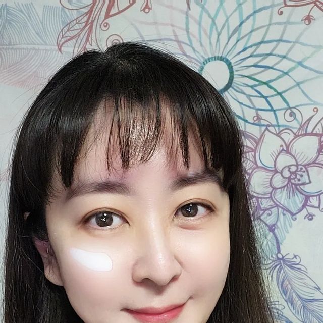 루체토뷰티 on Instagram: "#광고 꼼꼼하게 자외선차단 뜨지않고 흡수잘되고 내피부같은 찰붙밀착 화사하게 톤업 민감한 피부지만 안심 무기자차로 촉촉한 수분 은광보습 이 모든걸 해내는 루