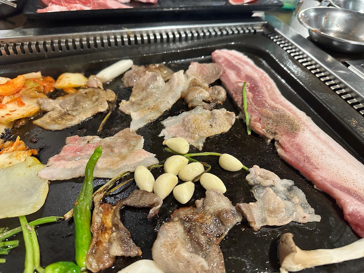 삼겹살 러버 은경&진욱 Pick!

📍경기 성남시 중원구 성남동 3641
📍88돝 모란점
🚗 주차는 모란민속공영주차장 / 노상공영주차장

모란역 가까운  고깃집들은 다들 시끌벅적하기 마련이죠! 조용하지만 강한 88돝에 다녀왔답니다. 모란역에서 조금 들어가는 조용한 위치에 위치하고 있어, 둘이서 술한잔 들이키며 고기를 즐기기에 좋은 곳이였어요! 
이름처럼 88년 올림픽 분위기의 이런저런 인테리어 소품들이 있다는게 특징!! 볶음밥까지 완전 야무지게 먹고 배 터지는줄!! 

#성남고기집#모란고기집#모란삼겹살#성남삼겹살#성남시맛집#성남맛집#성남동맛집#중원구맛집#중원구고기집#성남핫플#성남시핫플#경기도맛집추천#88돝#88돝고기집#88돝모란점 #먹방 #먹스타 #맛스타그램 #먹방스타그램