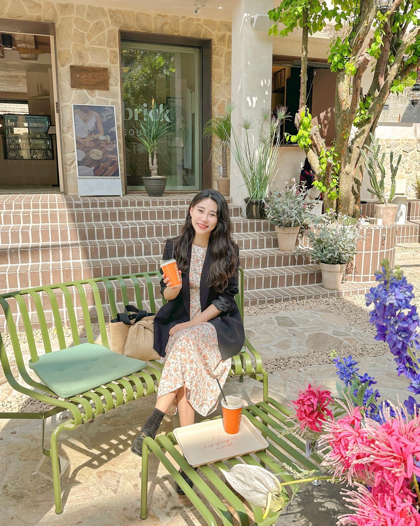 ☕️🌷
식물도 꽃도 한 가득이라 싱그러운
정원식 브런치 카페🧡
 
 
#트래블로미_서울
#신논현카페 #테라스카페 #라브리크