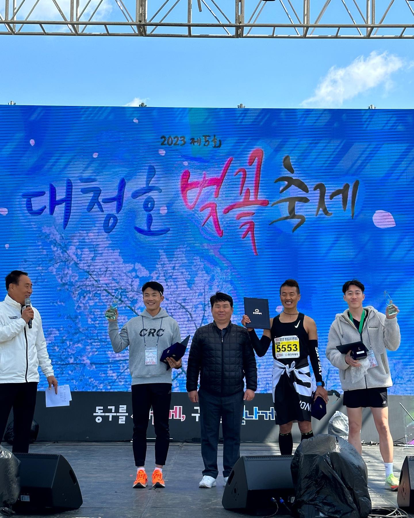 📆 4월 한달도 알차게 보냈다 아쉬운 대회도 있었고 만족한 대회도 있었지만 최선을 다했다‼️
5월은 짧은거 위주로 가보자
.
.
.
대청호마라톤대회, 경기마라톤대회
이번주 홈그라운드 반기문까지 가보자🔥
.
.
.
#경기마라톤 #예산윤봉길마라톤대회 #반기문마라톤대회#청주런닝크루