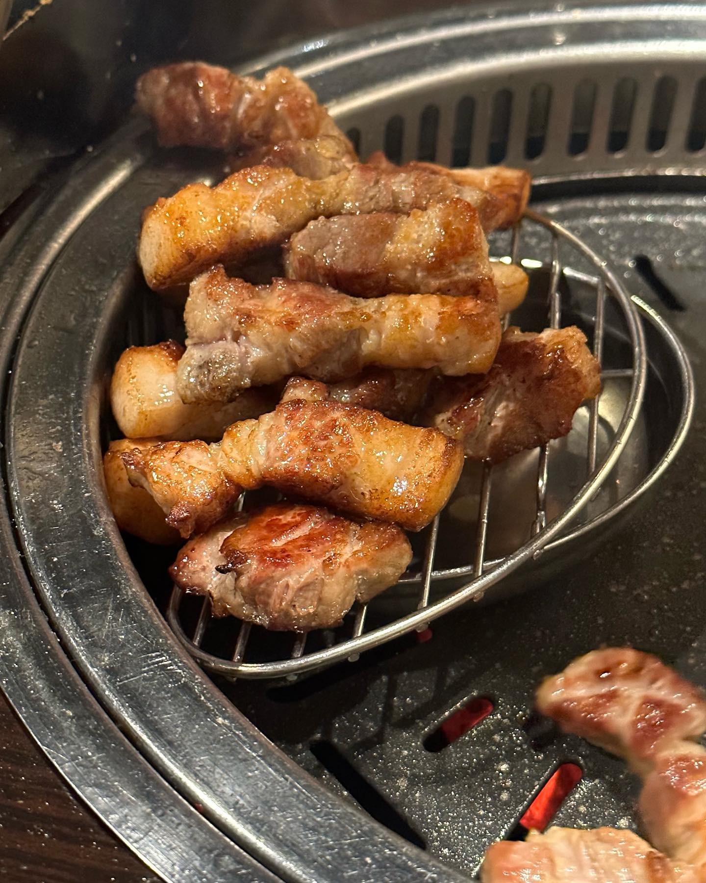 안냐쎄여 인님들✋

너무 오랜만에 올리는 피드인데요🤭

요즘 감기가 너무 심하게 걸려서
주말부터 앓아누워있었어요🥹🥹

퇴근후 회식한다길래
참석만하고 감기때문에 술은 못마시니까
고기만 와구와구 먹고왔어요 ㅋㅋㅋㅋ

여의도에 화포식당 이란곳인데
여기 숙성고기 맛집이더라구요🤫🤫

회식을 핑계삼아
몸보신했어요😎😎

삼겹이랑 오겹이랑 굽굽해주시는데
맛있게 잘 구워주셔서
먹기만 하면되니 행복그잡채🤣🤣

나중에 제대로 한번 먹으러
다시 방문하고싶은 곳이에요🤤🤤

저는 집와서 약먹고 씻고 누웠어요🙈

뒹굴거리며 그동안 밀린 좋아요
테러 하러 가볼게요✌️

모두들 좋은 밤 되세요💗💕💗💕💗💕
.
.
#여의도맛집 #여의도고깃집 #샛강역맛집 #화포식당 #고기맛집 #저녁메뉴 #회식 #오늘뭐먹지 #맛스타 #먹스타 #맛스타그램 #먹스타그램 #먹팔 #먹방 #먹부림 #선팔하면맞팔 #술안주 #일상 #소통 #데일리 #먹스타맞팔 #인친환영 #선팔맞팔 #좋아요반사 #첫줄반사 #홈쿡 #온더테이블 #집밥 #신혼밥상 #새댁소통