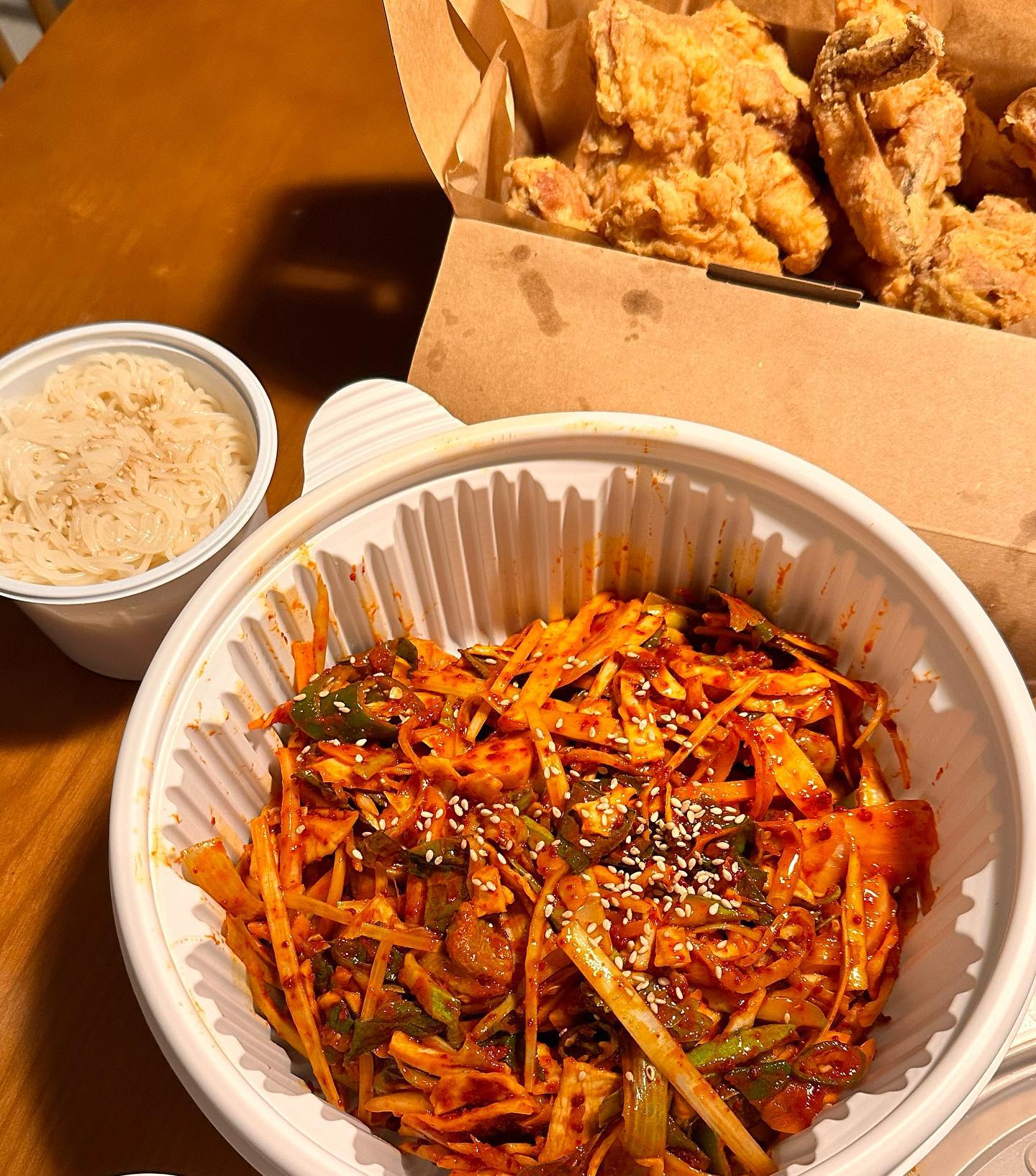 찾았다! 동네맛도리집❤️
치킨은 이제 여기로 정착합니다 #윤생술집 #치킨 #맛도리 

동네에 있는 윤생술집에서 치킨과 골뱅이무침을 포장했다! 단짠의 매력 미쳐버려.. 치킨은 진짜 튀김은 바삭하고 살은 촉촉❤️ 갓 튀겨지고 기름도 깨끗한 느낌이라서 냄새도 안 나서 엄청 좋았어요ㅎㅎ
골뱅이무침은 텁텁한 맛 없이 깔끔하고 적당히 매콤해서 누구나 다 좋아할 것 같아요😉❤️ 진짜 양도 엄청 많고 사장님도 친절하셔서 앞으로 치킨은 여기에 정착할렵니다😋
.
.
.
#동네 #맛집 #중랑구맛집 #먹골 #jmt #골뱅이무침 #❤️