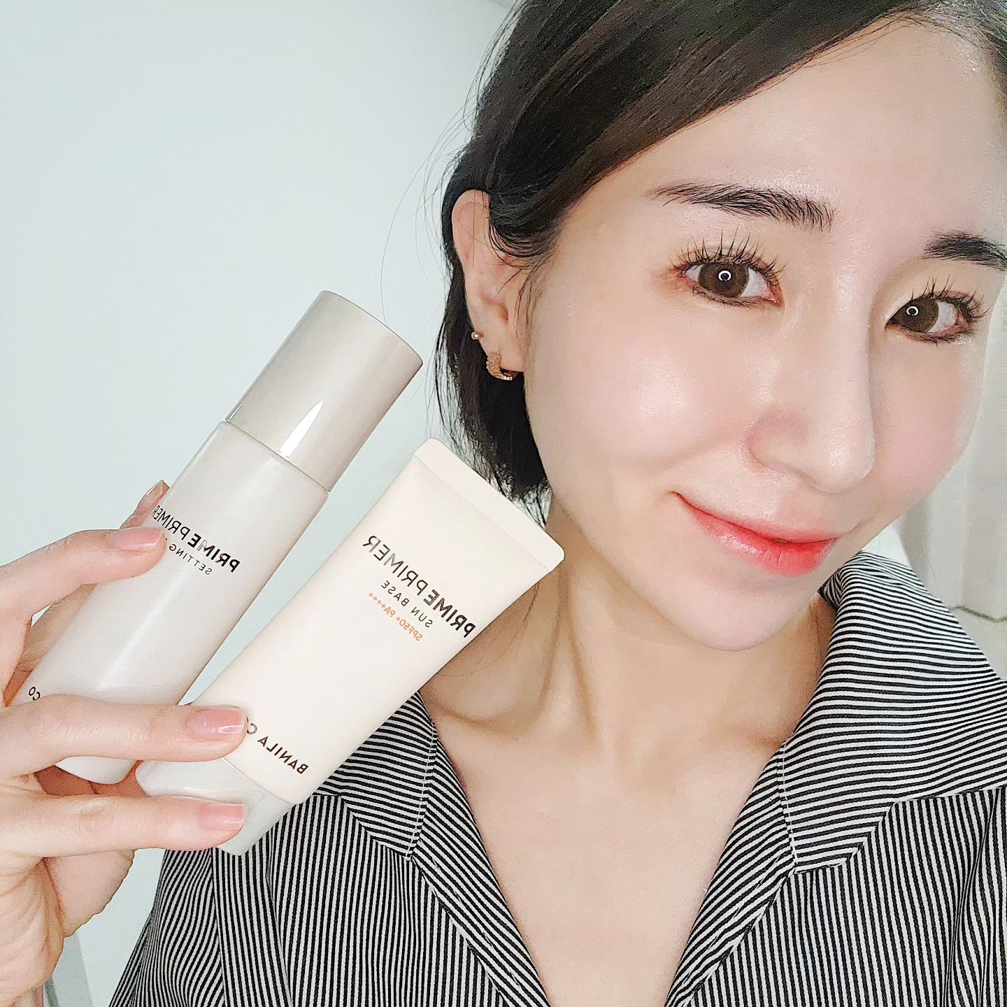 <바닐라코 프라임 프라이머 선베이스 &  세팅 픽서>

⭐️선베이스
✔️여려겹 바를 필요 없이 하나로 피부결 완성
✔️화장발 잘 받는 피부로 완성
✔️오랜 외출에도 걱정 없는 높은 자외선 효과!
✔️촉촉한 수분베이스로 밀착된 피부
✔️하얗게 뜨는 백탁현상❌️
✔️에센스 제형의 수분베이스!

⭐️세팅 픽서
✔️24시간 메이크업 강력 보정‼️
✔️시간이 지나도 밀리지 않는 보정력
✔️더워지는 요즘 날씨에도 무너지지 않는 스웨트프루프효과
✔️미세하고 균일한 입자로 넓게 분사
✔️은은한 향🌼

✅️선베이스 및 세팅 픽서 사용
- 메이크업 하기 전, 베이스로 기초를 발라주기
- 팩트로  한번 더 피부 보정하기
- 세팅 픽서로 마무리해서 메이크업 고정 시키기

👍끈적임이 없고, 피부의 답답함도 ❌️
평소에 메이크업 할 때, 피부의 들뜸을 막아주기 위하여
베이스로 기초 잡아주면 물광, 매끈 피부 완성‼️‼️

#바닐라코 #바닐라코선베이스 #바닐라코세팅픽서 #바닐라코픽서 #선베이스 #기초템추천 #베이스추천 #픽서 #바닐라코서포터즈