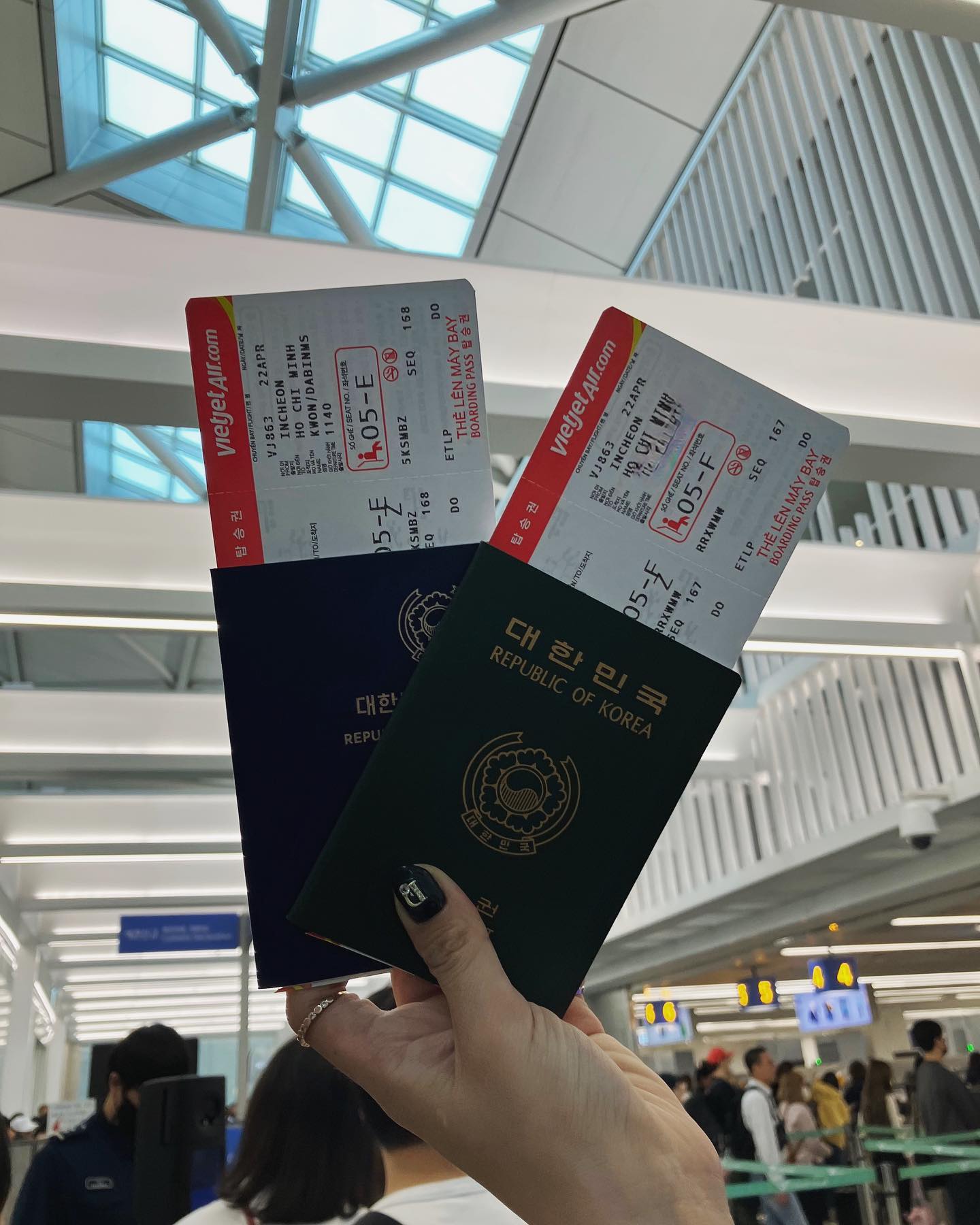 ✈️
호치민 _1
점심비행기로 출발 🛫
호텔 도착해서 수영갔다가 씨푸드 뷔페 !
수영할줄 몰라서 총총총 걸어다녔따 ..
야경은 진짜 예뻤지만 호텔 서비스는 별로였어서 추천하고싶지 않고 다시 가고싶지도 않아..🫠

씨푸드만 배터지게 먹고 또 룸서비스 🍽️
호캉스라 호텔밖에 안나갔는데 왜 힘든지 모르겠다