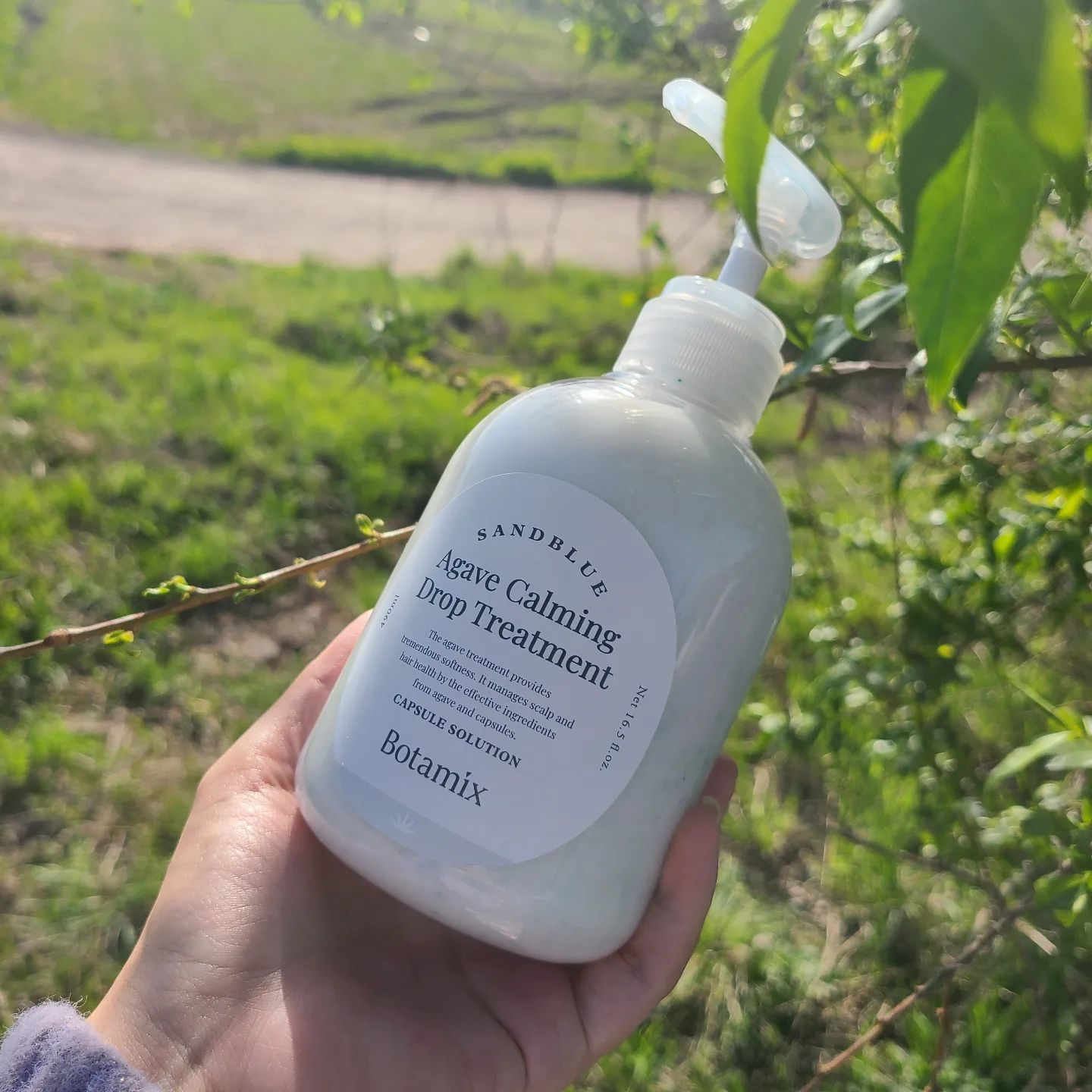 #제품협찬 

보타믹스
샌드블루 아가베 카밍 드롭 트리트먼트 

🌱블루아가베리어 5,000ppm

🌱미산성 포뮬러

🌱비타 스칼프캡슐

영양과 수분이 풍부한 아가베 성분과 비타 스칼프 캡슐의 성분이 머릿결을 부드럽게 가꿔주는 트리트먼트 

아이둘 낳고 헤어관리를 받으러 간적도 집에서 할 생각을 못해서 그런가.. 머릿결이 개털이 되버렸다

자고 일어나면 머리가 엉키고 엉망이 되있는데다 머리를 씻고 말리고 나면 푸석하고 윤기가 없는게 팍팍 티가 났다 😂

그래서 그런지 이 트리트먼트는 마른 땅에 단비같이 찾아온 제품이다
성분도 착하고 잔향이 마음에 쏙드는게 그리너리한 향이다 

뭣보다도 성분에 블루아가베잎추출물 말고도 병풀추출물 등이 같이 함유되어 있어 피부에 좋은 영향을 주는 점

사용 후 티가 날 정도로 부드러운 머릿결을 느낄 수 있다는 점이 만족스러웠습니다 하지만 역시 꾸준히 해줘야 머리카락이 회복될 것 같네요

같은 라인인 샴푸는 구매하러 갑니다 💚

#15그램 #15그램뷰티 #15그래머 #보타믹스 #샌드블루 #샌드블루트리트먼트 #캡슐트리트먼트 #아가베트리트먼트 #트리트먼트 #트리트먼트추천 #홈케어 #손상모발 #손상케어