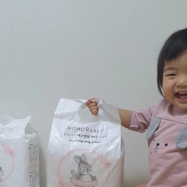 빵빵이 이서의 성장기록 on Instagram: "#협찬 이서가 모모래빗 에코씽씽 서포터즈로 활동하게 되었어요😆 보자마자 팬티~ 이러며 들고다니는 이서 토끼가 그려져있어서 그런지 더욱 신났답니