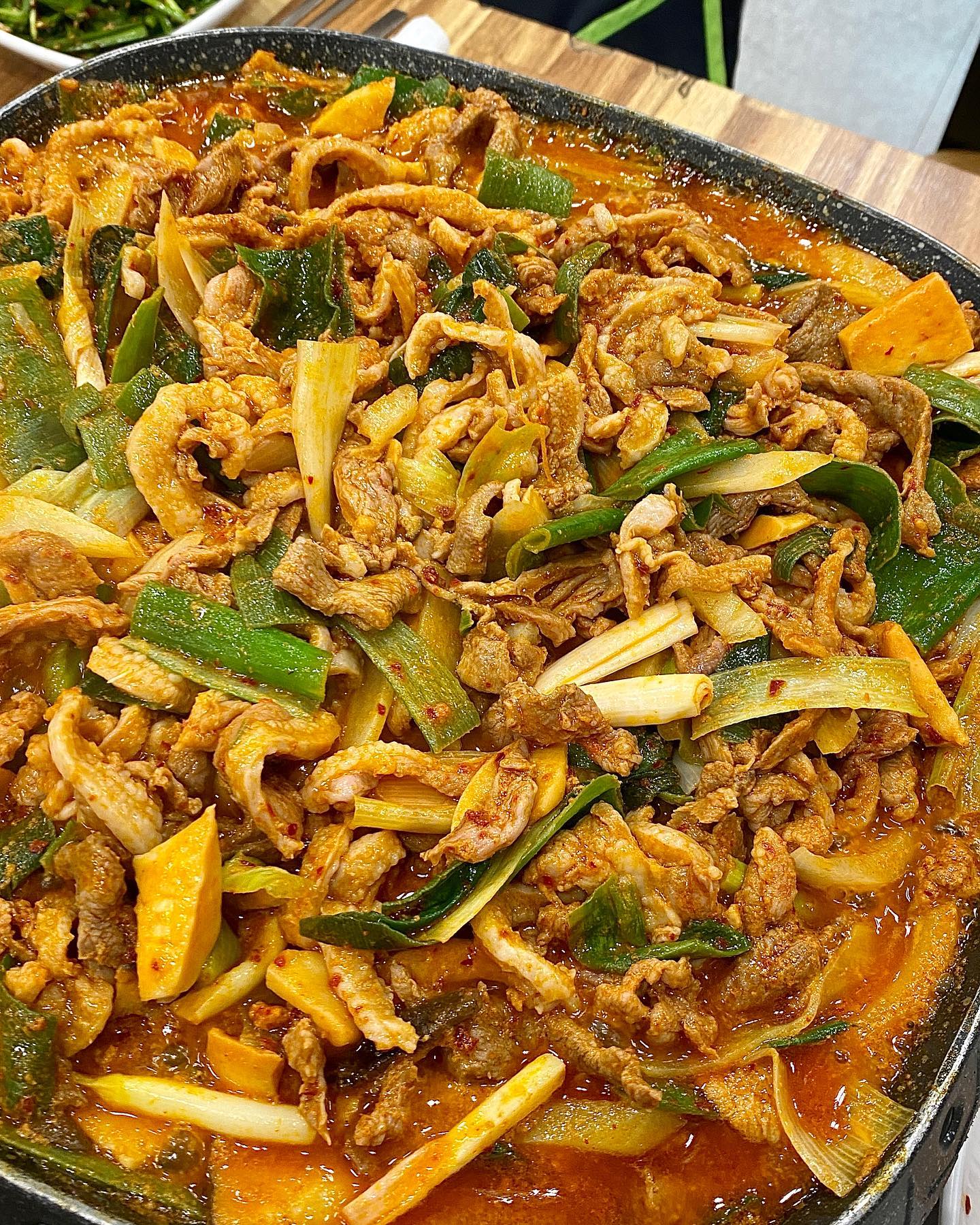 ulsan_duck52 
#협찬 

먹수니일지🐤

오늘은 친구들과 수다 떨 겸 찾은 오리불고기맛집💛

기본 밑반찬 종류10가지에 사장님이 직접 키우신 유기농 쌈채소들 가득💚

오리불고기에 야채들도 잘게 썰려 있어 거기랑 같이 그워져서 쌈 싸먹을때 야채도 한 움큼 집어 넣엇다구융 (*‾᷄ᵕ‾᷅*) 

잡내 안나고 매콤달콤한 양념 소스가 코를 찔러 맥주랑 순삭😋 
마무리 볶음밥 안 먹으면 유죄❤️‍🔥
사장님이 치즈까지 얹어주셔서 더 맛있어진거 안 비밀😆

오리불고기에 홀릭되고 잘 마시구 갑니둥 ٩( ᐛ )و 

.

🏠 울산 남구 화합로210번길 11-1 1층

.

#울산맛집 #울산삼산맛집 #울산오리불고기 #울산오리구이 #울산부모님이랑가면좋은곳 #삼산오리불고기 #먹스타 #푸드스타그램