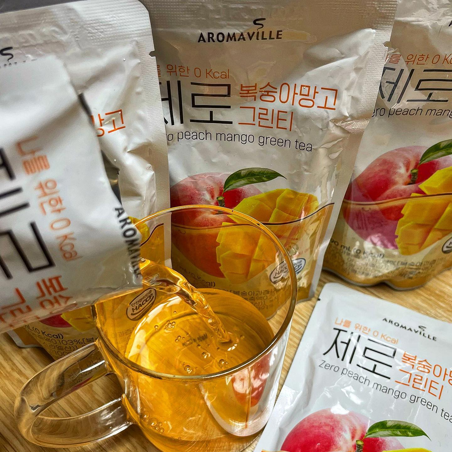 #협찬

안녕하세요~제가 이번에 가져온것은 #제로복숭아망고그린티 입니다 !

와 이게 어떻게 0칼로리죠 ? 저 한입 먹고 완전 깜짝 놀랐잖아요 !!

나를 위한 0 Kcal, 무설탕! 칼로리 ZERO! 매일 마셔도 O Kcal! 칼로리 부담없이 편하게 먹을 수 있는게 정말 대박인 것 같아요 ㅎㅎ

가정에서, 사무실에서, 캠핑 등 야외활동(등산, 운동 후) 시 즐기는 맛있는 음료입니다 !

자극적인 탄산 없이 부드럽고 깔끔하게 마실 수 있는 맛있는 제로 칼로리 음료입니다!

파우치 형태의 음료로 플라스틱 또는 유리병 포장 음료에 비해 보관이 용이하고,휴대가 간편해서 운동할때도 챙겨가도 좋고 어디 갈때 가방에 쏙 넣기도 좋아요 

HACCP 및 ISO22000 인증으로 위생적인 생산이라니! 완전 믿고 먹을 수 있겠죠?!

오늘 제가 먹은 제품은 아래 사이트에서 구매 가능합니다

https://www.handrip.com/

 #나를위한0칼로리#복숭아망고그린티 #무설탕음료 #이너뷰티 #이너뷰티템 #다이어트음료 #다이어트음료추천 #제로칼로리 #0칼로리 #에이드음료 #제로음료 #제로칼로리음료 #0칼로리음료 #아로마빌커피 #핸드립