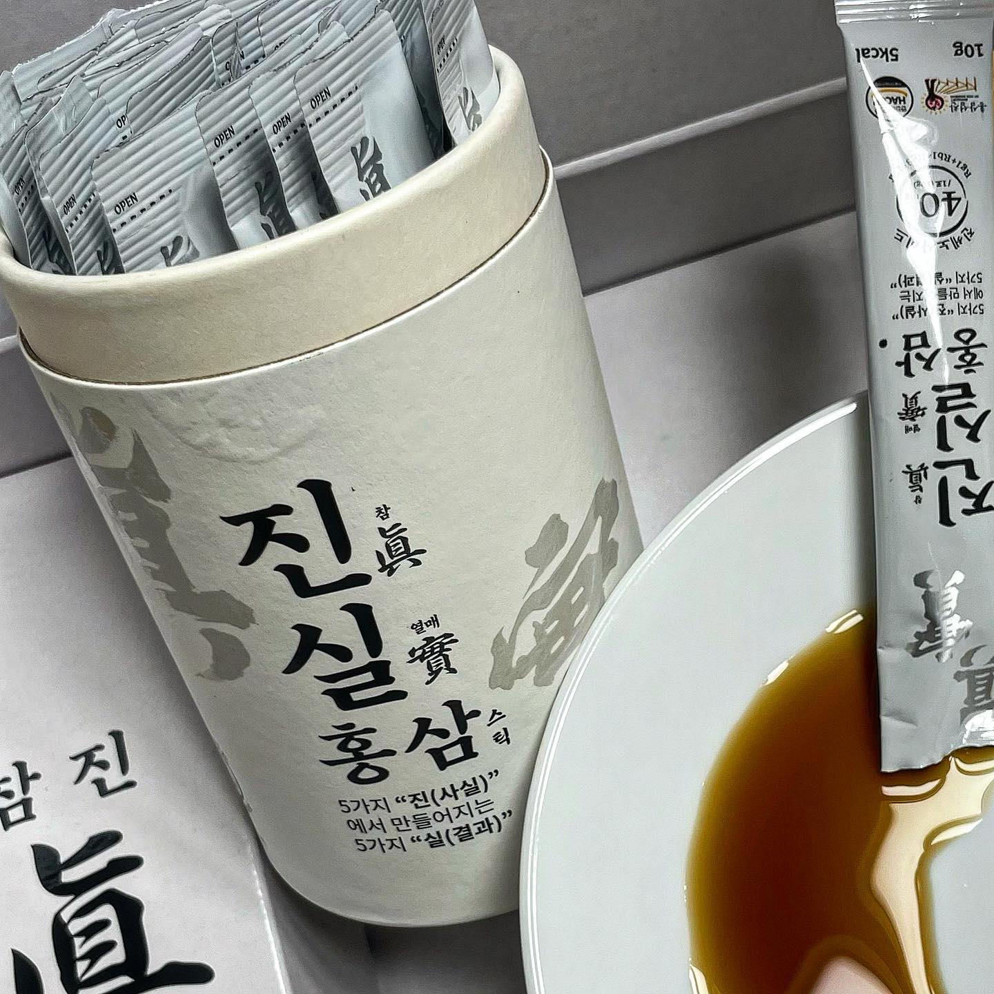 홍삼성찬으로부터 선물받아서 작성 됨.

안녕하세요 ~제가 이번에 가져온것은 #진실홍삼스틱 입니다!

"40mg" 초고함량 진세노사이드 홍삼스틱이라니 정말 용량 대박이죠?!

4월 26일 오후 3시에 라이브커머스가 진행된다고해요 !
좋은 홍삼 더 싸게 효율적으로 살 수 있는 기회겠죠 ?!

라이브 커머스가 진행되는 동안에는 상시판매가 대비 23% 할인 (53,000원)와 구매고객 전원 (진실홍삼스틱 1개 구매 시) 사은품 풍기홍삼절편 150g 증정를 증정해준다고 해요 !!

홍삼은 건강해지는 느낌을 주는 좋은 식품인것같아요 !

borg___official

오늘 제가 먹은 제품은 아래 링크에서 구매 가능합니다.

https://smartstore.naver.com/hssc/products/7856749685

 #홍삼성찬 #인삼명장 #진실홍삼 #리뷰어스 #협찬