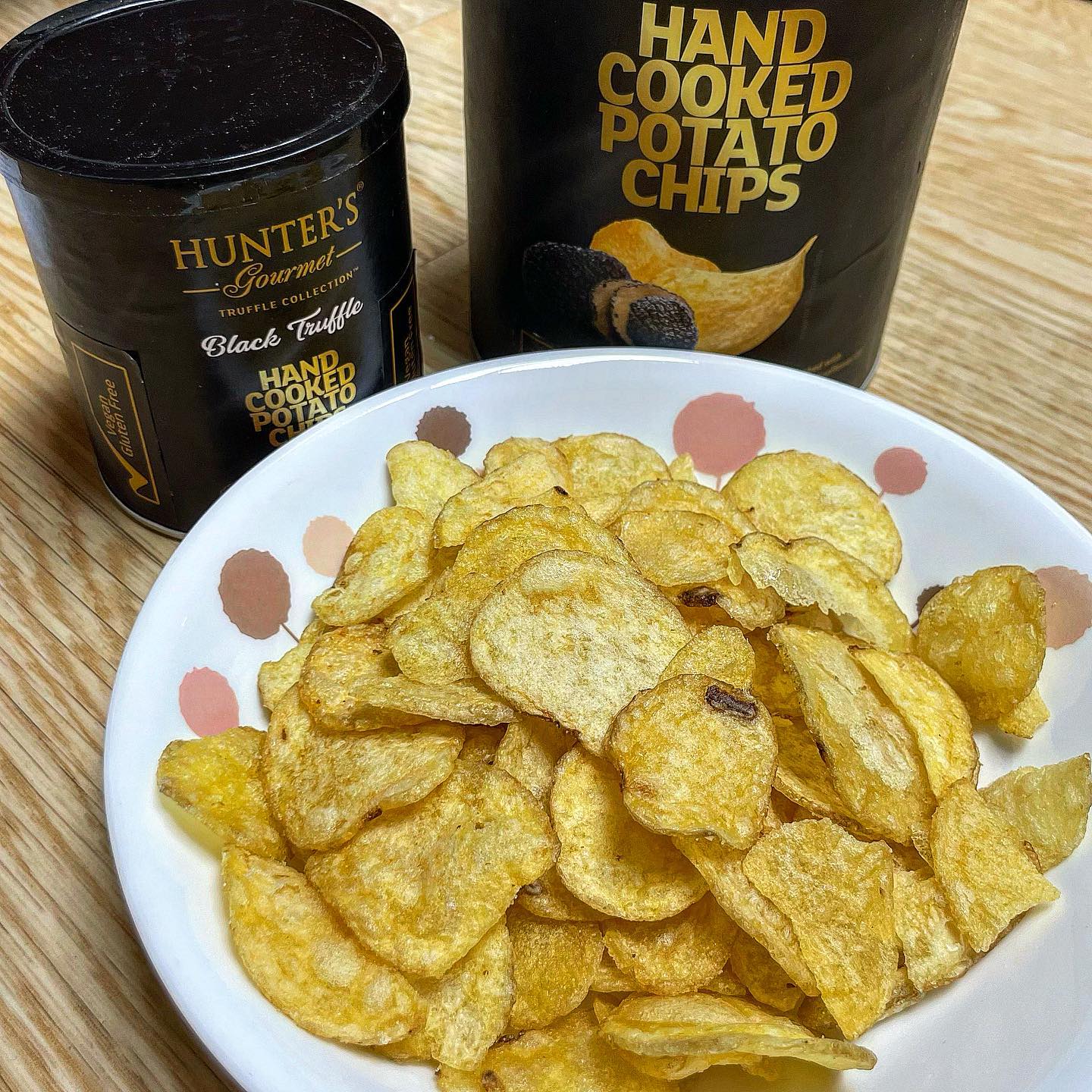 업체로부터 제공받은 제품입니다

안녕하세요 ~ 제가 이번에 가져온것은 비건 수제감자칩 #블랙트러플 입니다

저는 트러플 감자칩을 처음 먹어보는데 정말 맛있더라구요 ! 실제로 투피엠 준호님이 좋아하는 헌터스고메 감자칩이래요 ㅎㅎ
실제로 투피엠 준호님이 개인 유튜브 채널에서 먹어 품절대란으로 일으킨 감자칩이라니 ! 믿고 먹어도 되겠죠?
트로플 천연물발 함유로 향과 맛이 풍미가 깊고 짭짤하고 맛있더라구요 !!
현대 백화점, 갤러리아 백화점등에서 판매하고 있다니 방문했을떄 한번 더 사먹어야겠어요 !!

패키지 선물도 넘 예뻐서 답례품이나 선물로도 정말 좋을 것 같아요 !!!

제가 오늘 먹은 제품은 아래 링크에서 구매 가능합니다.
https://smartstore.naver.com/h-food/products/5978495933

#와인안주#트러플감자칩#과자추천#투피엠준호감자칩#두바이감자칩#감자칩추천