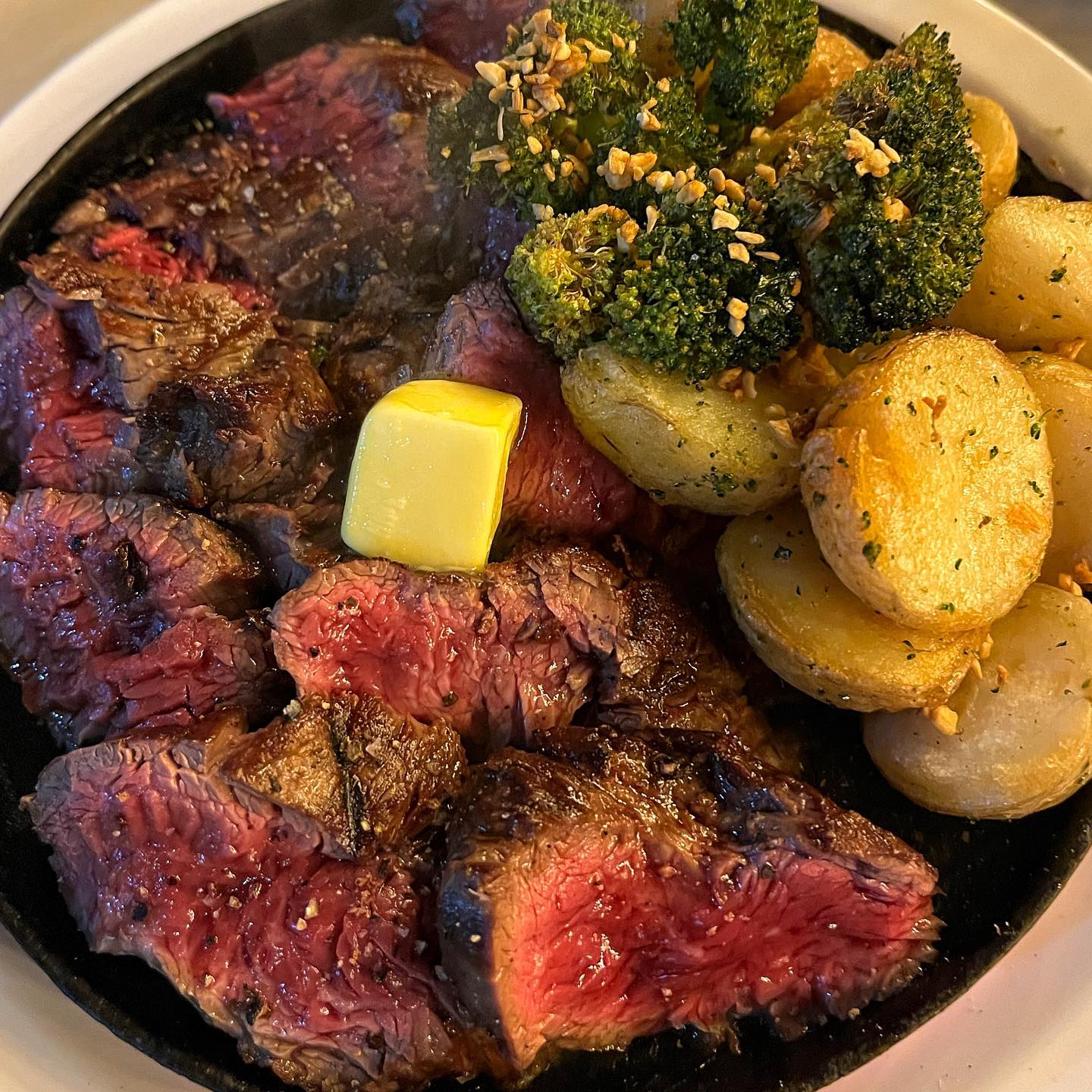 두세달 만에 봤는데 
알고보니 둘다 참 치열하게 살다 만난거였고🙃
둘이서 세개 시켜서 
무슨 운동하는 애들처럼 엄청 먹은날 ㅋㅋㅋㅋㅋ
실제로 둘중 하나는 두시간 반 운동하고 옴ㅋㅋㅋㅋ

지나가다보면 늘 웨이팅이 있는 곳 이라 궁금했는데 
음식이 다 맛있긴 했다😶
고기는 당연히 맛있는거고 심지어 브로컬리도 바삭바삭 맛있고😶소라 비빔면엔 신선해서 달달한 소라도 듬뿍 들어있었음 
.
.
#성수명당