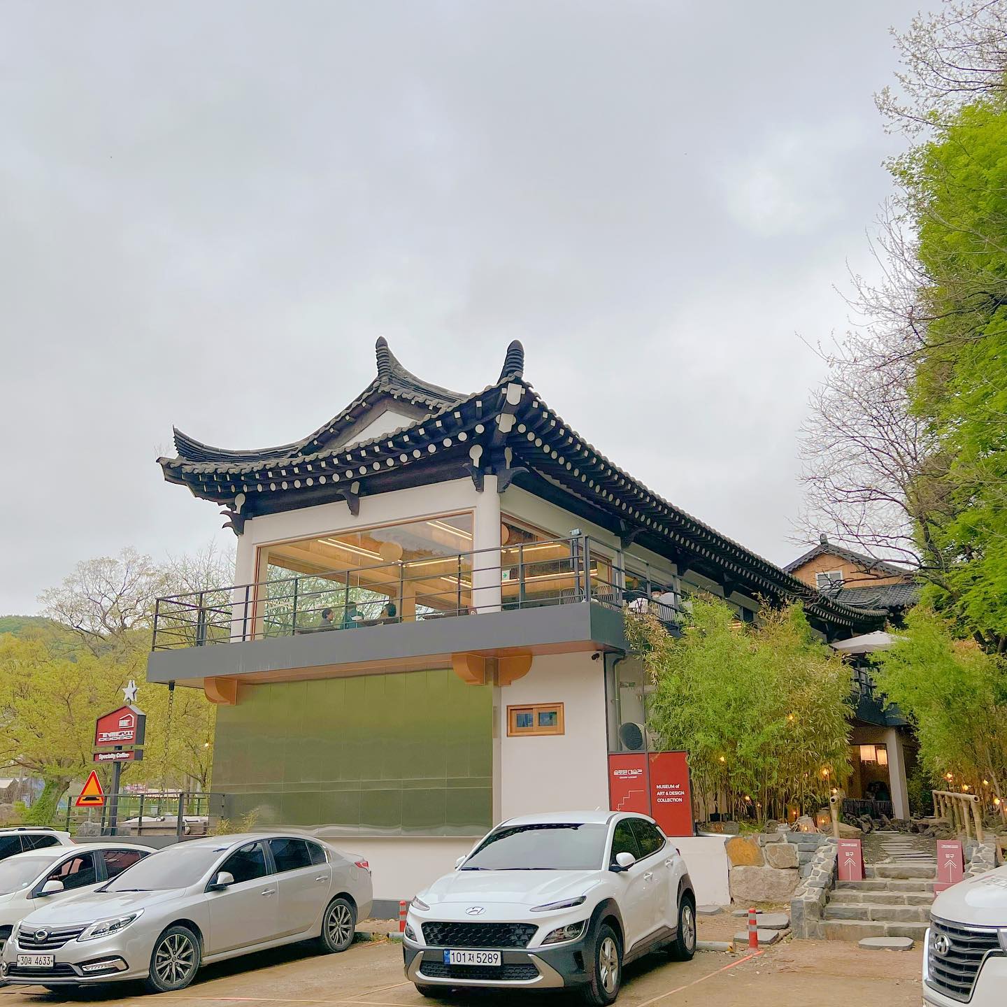 남한산성 뷰 좋은 베이커리 카페🥐
-
🥐경성빵공장 남한산성점
▫영업시간 평일 오전 10:00 ~ 21:30
▫주말 오전 9:00 ~ 21:30
▫주차가능

드라이브하다가 들리기 좋은 남한산성 카페!!
경성 빵공장 이라는 곳 인데요 !
빵 종류도 엄청 다양하고 뷰도 완전👍
통창에서 보는 숲속뷰가 너무 이쁜 곳이에요 ◡̈ 
여러 분들도 드라이브도하고 
맛있는 빵으로 배도 채우러 오세요 ◡̈ ㅎㅎ
-
자세한 여행지정보와 꿀팁은 jun_due / 프로필블로그💌