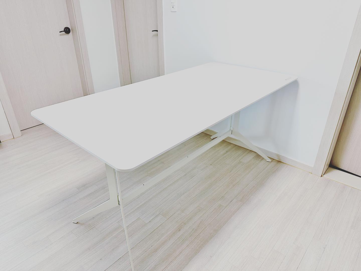 마이홈.
맘에 드는 의자를 발견하지 못함.
ㅋㅋㅋ
.
#마이홈🏡 #식탁 #작업공간 #다이닝룸
#의자추천해주세요 #강제스탠딩 #한샘세라믹식탁 #한샘식탁♥️