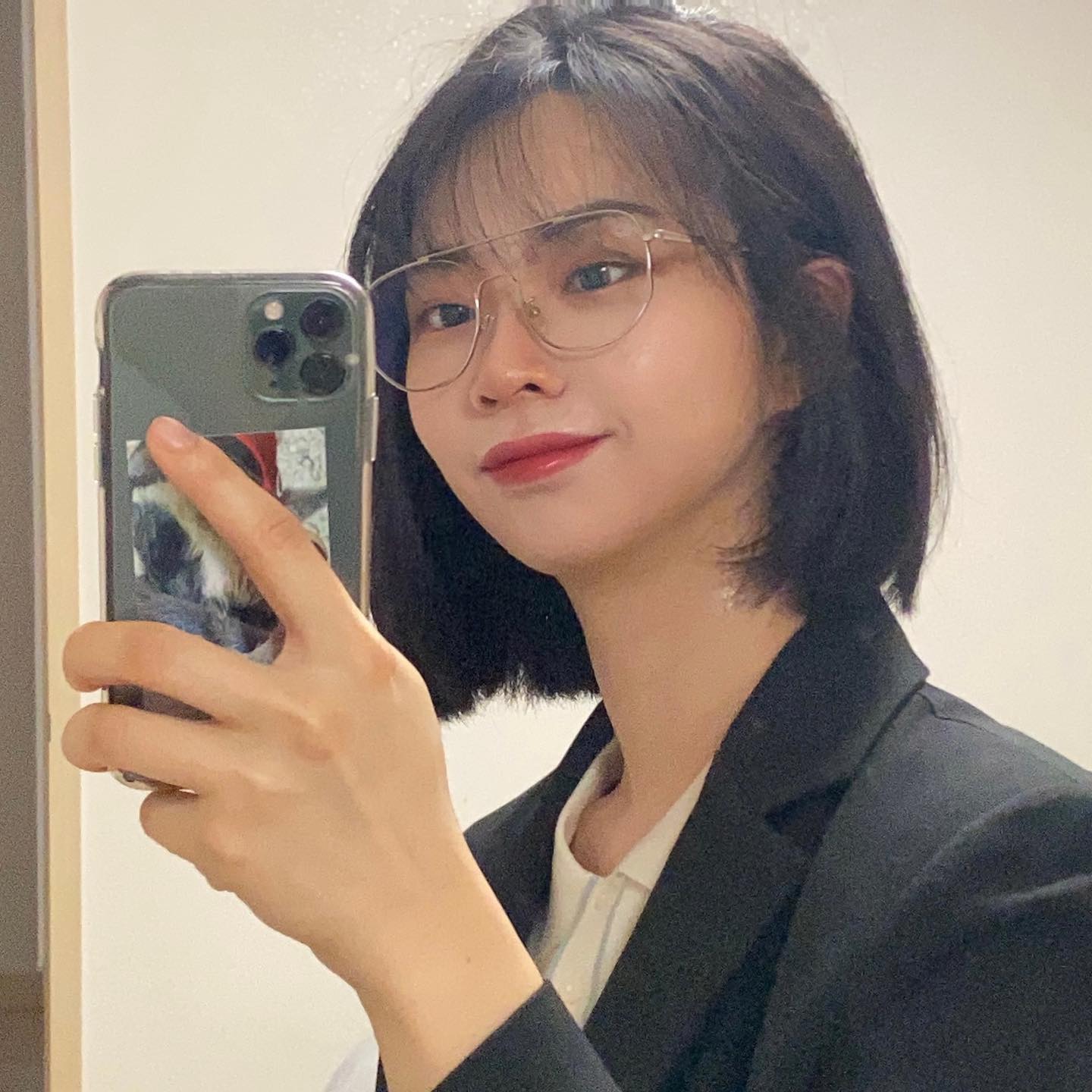 안녕하세요 여러분 오랜만에 히히_인사드립니다☀️

사실 바쁘다는 “핑계”루 운동은 여전히 주 1-2회만 나가구 있었구용

선생님한테 매일 혼나구 또 혼나도
정신 똑디 차리고 좌절하지 않고
당당하게 웃으면서 살구 있었답니다😀

삶의 모토 : 김치 치즈 스마일✨

여러분에게 신나게 달려온 이유는 사실
회사 일을 병행하던 평범한 저에게
새로운 꿈이 생겼습니다☀️

그 꿈은 바루바루 (두근두근)
5초 후에 공개됩니다.

.
.

첫 번째 사진이 힌트인데요!
바로! 독립출판 작가와 책방 운영입니다📚

안경 쓰면 똑똑해 보이는 줄 아는 사람?
나야나 나야나🥳

평소 책을 좋아했지만 이렇게 찐은 아녔는데
요즘은 찐으로 책과 일심동체
책이랑 사랑에 빠진 것만 같아요📖

그 꿈을 이루기 위해서 하나씩 도전하다 보니
인스타와는 안녕 쎄굿바이👋 하게 되었는데
그래두 올 때마다 환영해 주시니 너무 감사합니다😂😂😂

책방을 이루기 전 먼저 독립출판을 준비하고 있으며
새로운 “작가”라는 꿈을 위해 달리구 있습니다🔥
세상은 쉽지 않지만_글도 쉽지 않네요

운동을 할 때 설레고 재밌던 그 순간들이
요즘은 책을 읽고 글을 쓰면서
똑같은 경험을 하고 있는 것 같아요✏️

제 글이 궁금하시다면 (콜록콜록)
운동으로도 가끔_
일상으로도 가끔_
글 관련으로는 자주_
방문하도록 하겠습니다👀

글이 궁금하신 분 손을 들어주세요
(극 I인데 손 들어주실 거죠...?🫁)

아무래도 지금은 운동 계정이니 
안 좋아 하시는 분들도 있을 것 같아서
책으로 새롭게 계정도 만들 것 같아요😝

새로운 도전 열심히 마무리하고
여러분들께 중간중간 소식을 전달하겠습니다👥

정말 언제나 느끼지만 저라는 보잘것없는 사람을 기다려 주고
무한한 응원을 보내주시고 기억해 주셔서
정말 진심으로 감사합니다☀️☀️☀️