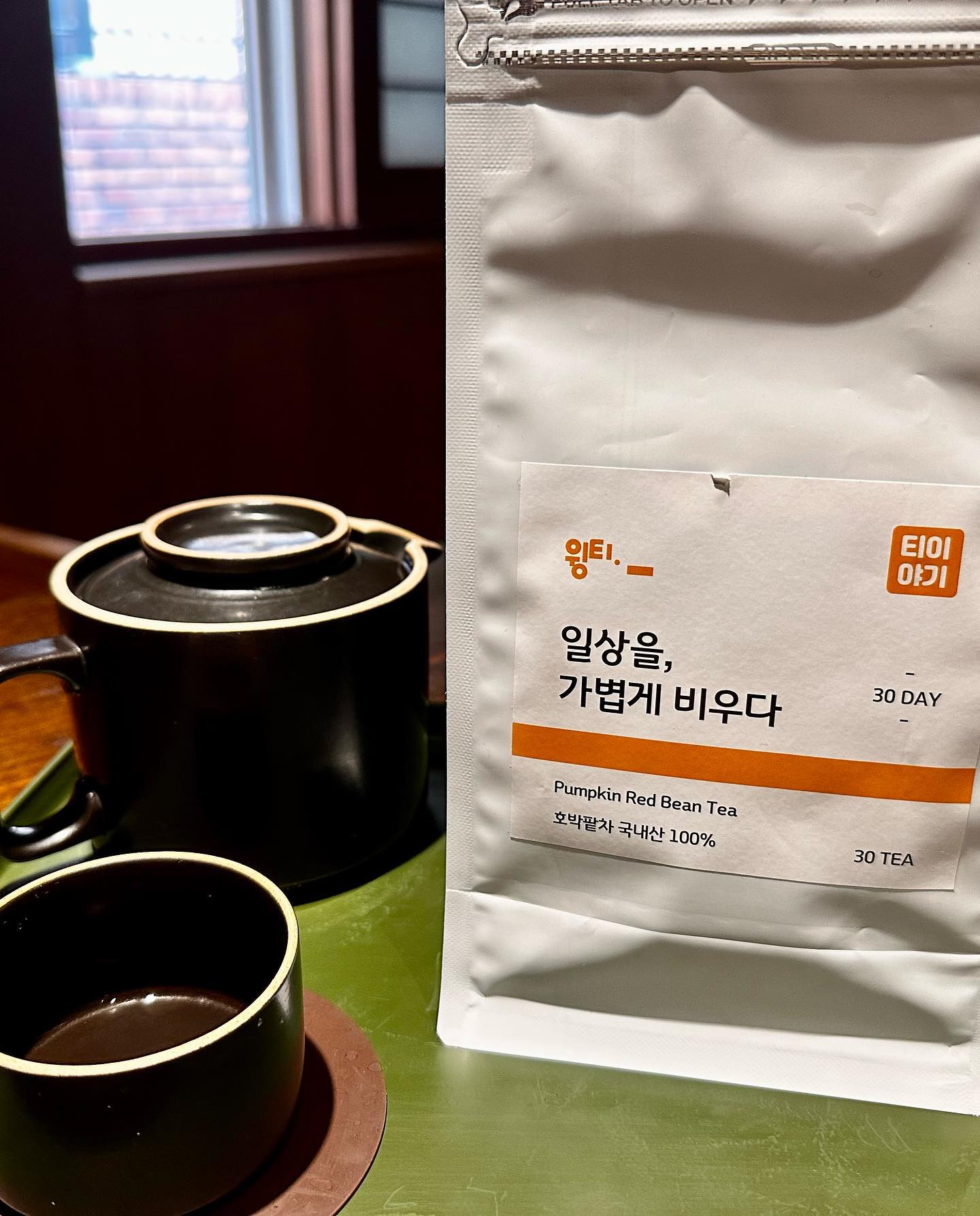 #협찬#티이야기

평소 맹물을 잘 못마시는 저에게 딱 맞는 차에요!

호박+팥으로 이루어진 티백인데 
타 호박팥차도 마셔봤지만 티백이 더 꽉차있어
훨씬 진하고 구수한 맛이에요😊

이렇게 따듯하게 티타임 한잔 하면
속도 편하고 업무에 집중도 더 잘되고!

저는 집에서 2L 물통에 2개정도 티백을 담아서
냉장고에 우려먹기도 해요 ㅎㅎㅎ

찬물에도 잘 우러나와서 외출할때 텀블러에 담아 나가면
목넘김이 좋아 물마시는 습관도 자연스레 들여지더라구요👍🏻

건강도 삶의질도 챙겨주는 윙티 추천합니다 :)😉🫶

🍵티이야기 인스타그램 : t.iyaki