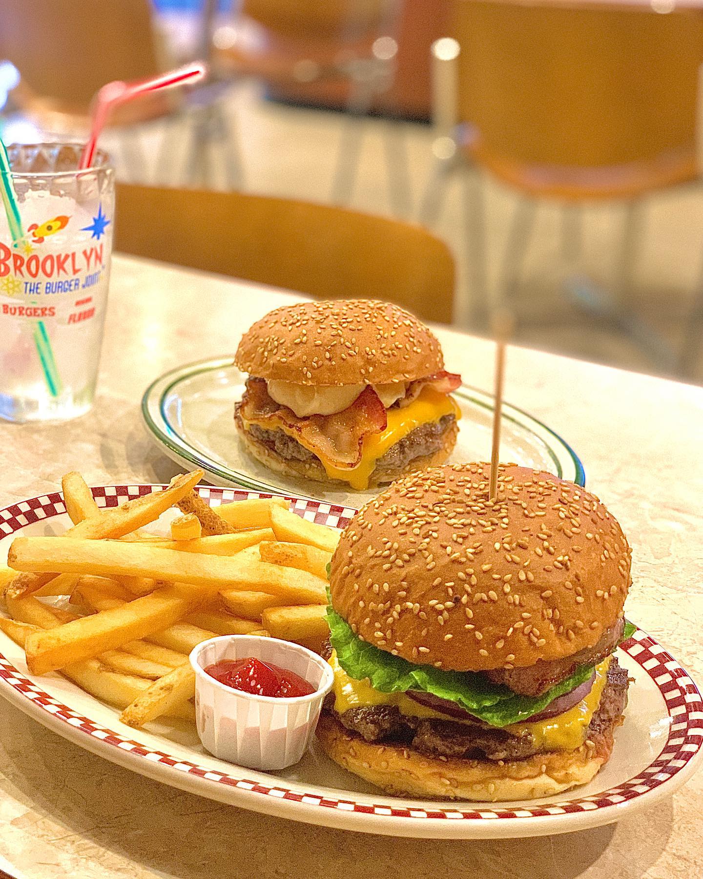 #브루클린더버거조인트 _서래마을점

볼 일 보고 집 가기 전에 수제버거 냠🍔😋✌🏻
하나는 #브루클린웍스 (베이컨)으로 시키고

하나는 크.림. 시켰는데 (단짠단짠쵝오..🧀)
내 입맛에 너무 맛있었던 수제버거❤️

저 크.림. 먹으러 한 번 더 가야겠다.. ⸝ɞ̴̶̷ ·̮ ɞ̴̶̷⸝