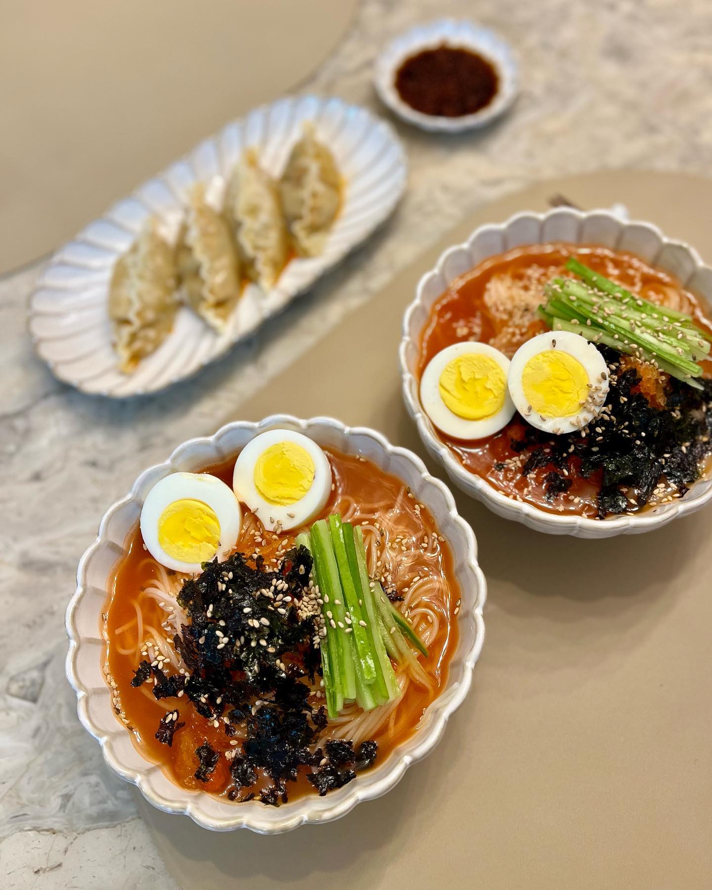 #제품제공

30년 전통의 곰터먹촌 김치말이육수로 만든 김치말이국수🐷
짝꿍 만두와 함께!

포천시에 있는 김치말이국수 전문점
변하지 않는 맛으로 인기만점⭐️
곰터먹촌만의 전통 비결과 100% 국내산 재료로 만들어
맛있으면서도 깔끔한 맛!

김치말이국수 뿐만 아니라
도토리묵사발, 물회 등 다양한 레시피로 활용할 수 있어
시켜놓으면 요긴하게 쓰일!
제조 할 필요없이 붓기만 하면 돼서 간단함은 덤!

gtmc1989 
👉🏻경기도 포천시 내촌면 내촌로 169
👉🏻https://smartstore.naver.com/gtmc1989/products/
8320562461
#김치말이국수#여름철음식#캠핑음식#30년전통육수
