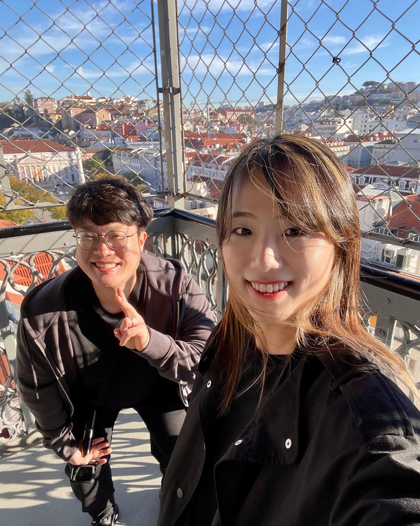 #포르투갈여행 #유럽신혼여행 #리스본여행 
오류나서 다시 포스팅🙏🏻
리스본 마지막 날🇵🇹❣️ 찐으로 신나고 행복했던 순간들🫶🏻
전날 밤에 리스본 떠나기 아쉬워 눈물이 다 났지만🥲 마지막 날 아침에 일어나서 그 아쉬움 가득 채우게 해준 #산타후스타엘레베이터 와 #푸니쿨라 🚡✨
그리고 포르투로 이동해 바쁘게 스냅도 찍었지,,,,덕분에 이날 3만보 달성🔥