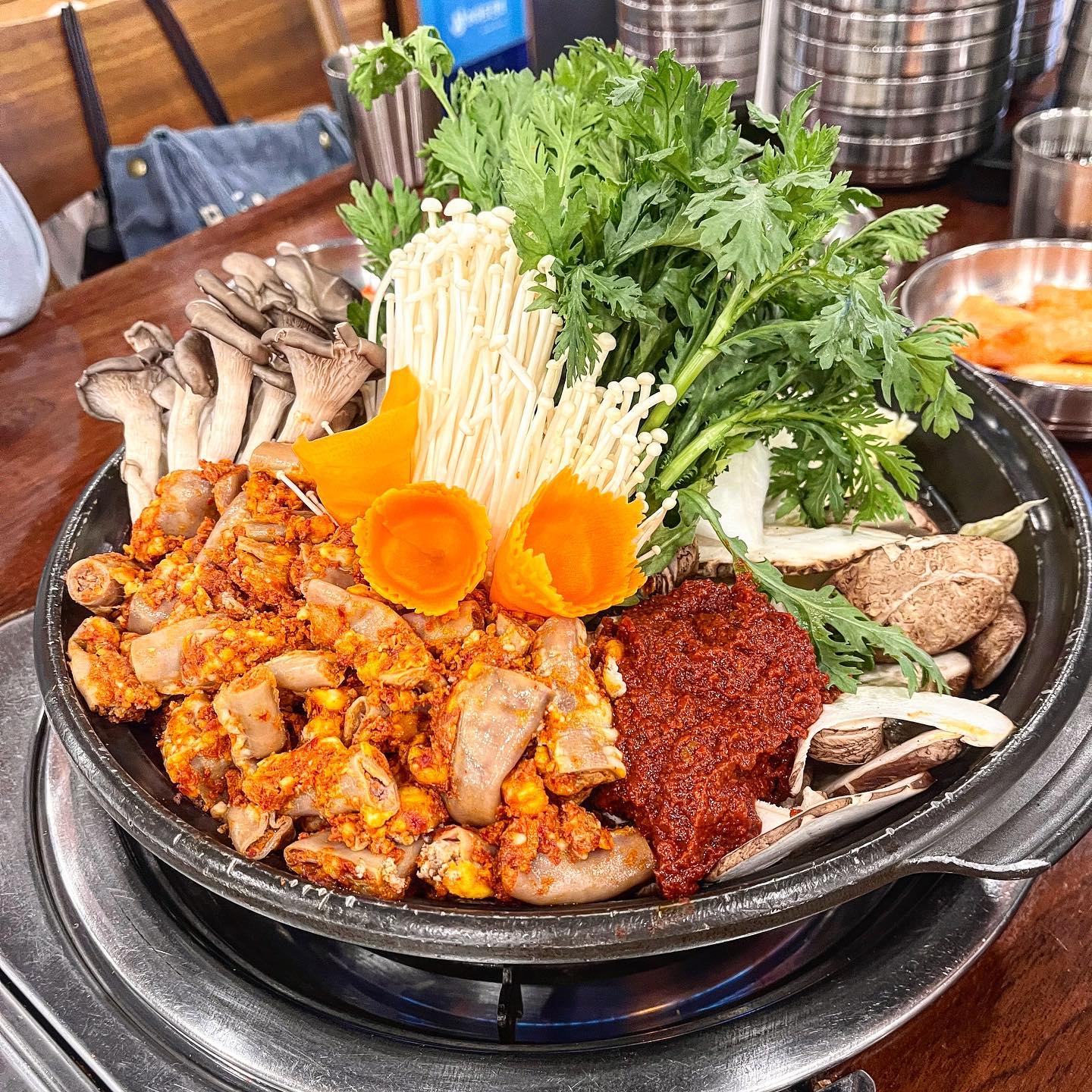 🏠 강남진해장

📍 서울 강남구 테헤란로5길 11

💸 곱창전골 中 62,000원

👉🏻 비가 부슬부슬 내리는 날 뜨끈한 곱창전골이 먹고 싶어 찾은 강남진해장, 삼성역에 유명하고 유명한 중앙해장 주방장님이 차린 가게라는 이야기가 있어 더 유명했던 곳이다. 나는 왜 이제야 안거지?
강남역 12번 출구에서 가깝다. 심지어 이곳,, 24시간 연중무휴로 운영한다. 강남에서 한잔하고 싶은 사람은 꼭 곱창전골이 아니어도 해장국을 먹으러 방문해도 좋을 것 같다.

매장이 생각보다 넓었다. 우리는 곱창전골 中사이즈를 시켰는데 가격이.. ㅎㄷㄷ. 소곱창 너는 왜 비싼거니? 메뉴가 나오고 여사님들이 먹기좋게 셋팅해주신다. 이건 너무 편한 것! 
셋팅해주시고 한 5분정도 끓어 올을때까지 기다리면 진짜 진하고 맛있는 곱창전골이 완성된다. 

먹으면서 가장크게 느낀점은 곱창의 잡내가 하나도 없다는 것! 아무리 손질을 잘해도 곱창이다보니 잡내가 나기 마련인데 진해장곱창전골은 잡내없이 깔끔했다.
느타리버섯, 표고버섯, 팽이버섯과 함께 쑥갓이 듬뿍 올려저셔 나오는데 꼭 전골 꽃 같다! 데코로 올라간 당근도 너무 예쁘게 셋팅되어있어 꽃다발 느낌 물씬!

소곱창은 부들부들하니 질긴 느김 하나도 없이 곱창 속까지 양념이 잘 되어있었다. 끓으면 끓을수록 진한육수에 우동사리 넣어 먹으니까 국물이 한층 더 걸쭉해지는 느낌.
셋이 먹기에 적당한 양이었고, 볶음밥은 필수 코스! 국물이 맛있으니까 절대 빼먹으면 안된다! 

소주한잔마시고 국물한입 먹으면 취하고 해장하고 취하고 해장하고! 행복하댜 💕

#맛집스타그램 #맛스타그램 #맛있다그램 #먹스타그램 #먹방 #술스타그램 #오늘뭐먹지 #야식 #꿀맛 #존맛 #존맛탱 #핵존맛 #먹스타그램 #먹스타 #먹스타맞팔 #먹팔 #먹스타그램맞팔 #먹팔 #먹팔해요 #먹팔환영 #먹팔하면맞팔 #먹팔맞팔 #강남맛집 #강남진해장 #곱창전골 #강남곱창전골 #강님회식 #강남역맛집 #쏘혀니먹스_강남