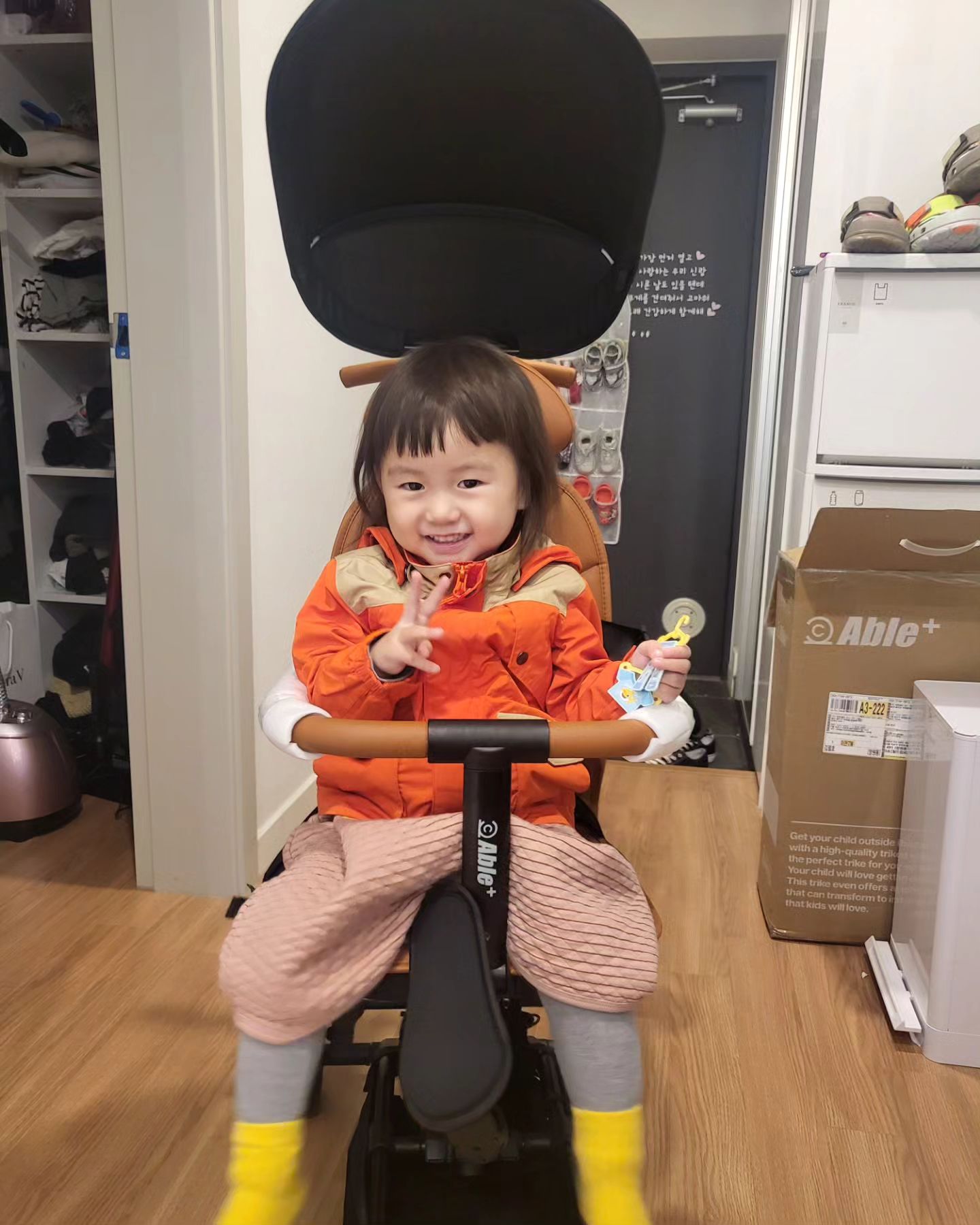 우리 수아 새로운 자가용
에이블 유모카 플러스 요즘 유모차도 싫다 걷는것도싫다 미운4살 이수아씨
속는셈치고 유모카로 유명한 에이블 유모카 플러스를 들여봤는데 이게왠걸 
너무좋아 너무좋아 하더니 집에서만 몇바퀴를 밀고 다닌건지 ㅜ 생각지 못한 이런 부작용이 있네
하다못해 강제 밤산책까지 ㅋㅋ
일단 핸들링도 좋고 수아가 좋아하는걸로 성공적!
앞으로 안아달라 하지말고 잘 타고 다녀보장

#에이블유모카플러스 #유모카추천 #에이블유모카 #유모차거부 #유모차만3대