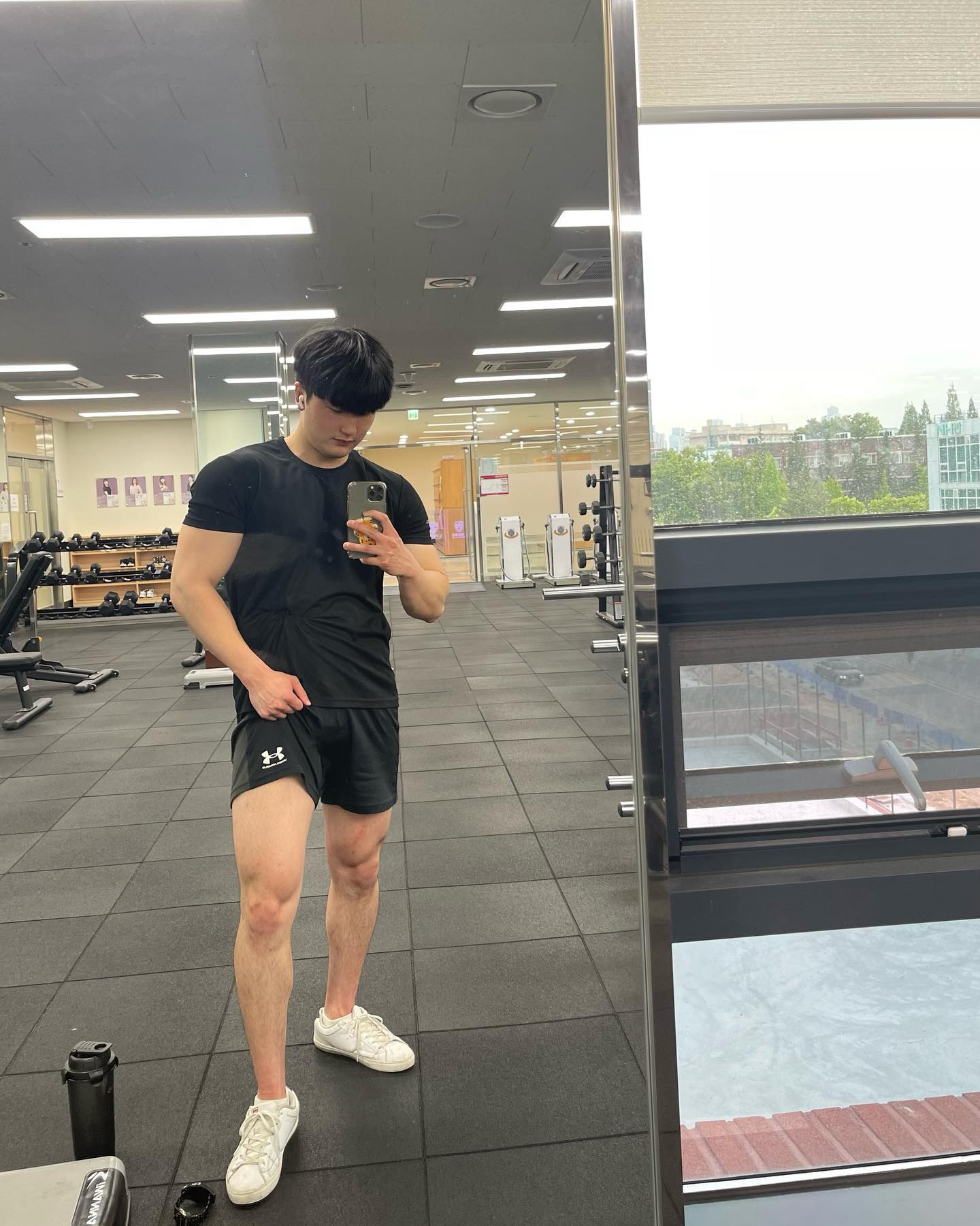 2023.2.4 운동기록📝

🔥하체 운동🔥

✅스쿼트 75kg 12회 5set 
 
✅레그프레스 140kg 12회 5set
 
✅레그 컬 45kg 15회 4set

✅레그 익스텐션 55kg 15회 4set
 
✅시티드 레그 프레스 100kg 20회 5set
 
🔥어깨 운동🔥

✅후면 어깨 운동 95lbs 15회 3set
✅케이블 사이드 레터럴 레이즈 15lbs 
  20회 7set

⏰휴식시간 : 1분40초

수요고개도 운동 끝🔥🔥
오늘은 하체랑 어깨 운동을 끝냈습니다😆😆 하체가 끝나고 나니까 그냥 집에 가고 싶었는데 어제 다 못한 어깨운동이 생각나서 어금니 꽉 깨물고 한 것 같아요🤣
하체랑 어깨랑 묶어서 하는건 진짜 오랜만에 해보는 건데 조금 어색한 감이 있네요😊😊
.
수요일도 운동하시느라 고생하셨구 좋은 밤 되세요👊
