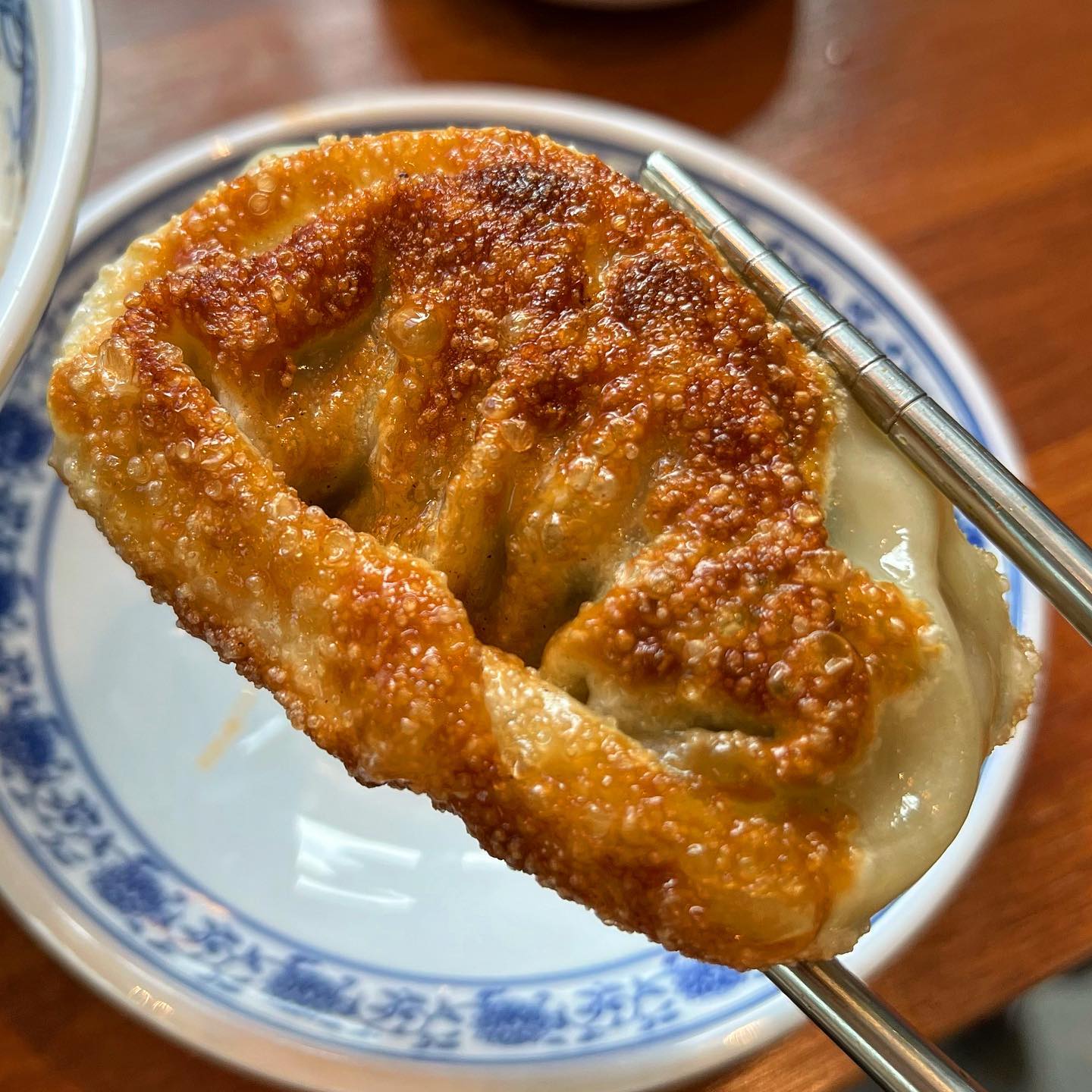 우육탕면에 군만두 끝내주는 집을 찾았어요 🔥

우육탕면은 갈비탕+면 느낌. 
먹으면 속 포근~ 뜨끈~ 해지는 맛

고수추가도 무료고 눈치안보이게 통으로 갖다주시니 고수덕후분들은 달려가십쇼 🏃‍♂️

🏠 #오한수우육면가
홍콩우육탕면 9,200원
군만두 4p 7,000원

군만두는 요청시 낱개주문도 가능해요! 개당 1800원

#노또먹가디 #가산디지털단지맛집 #가산디지털단지역맛집 #가디맛집 #가디점심 #가디맛집추천 #먹팔맞팔 #먹스타맞팔환영 #우육탕면맛집