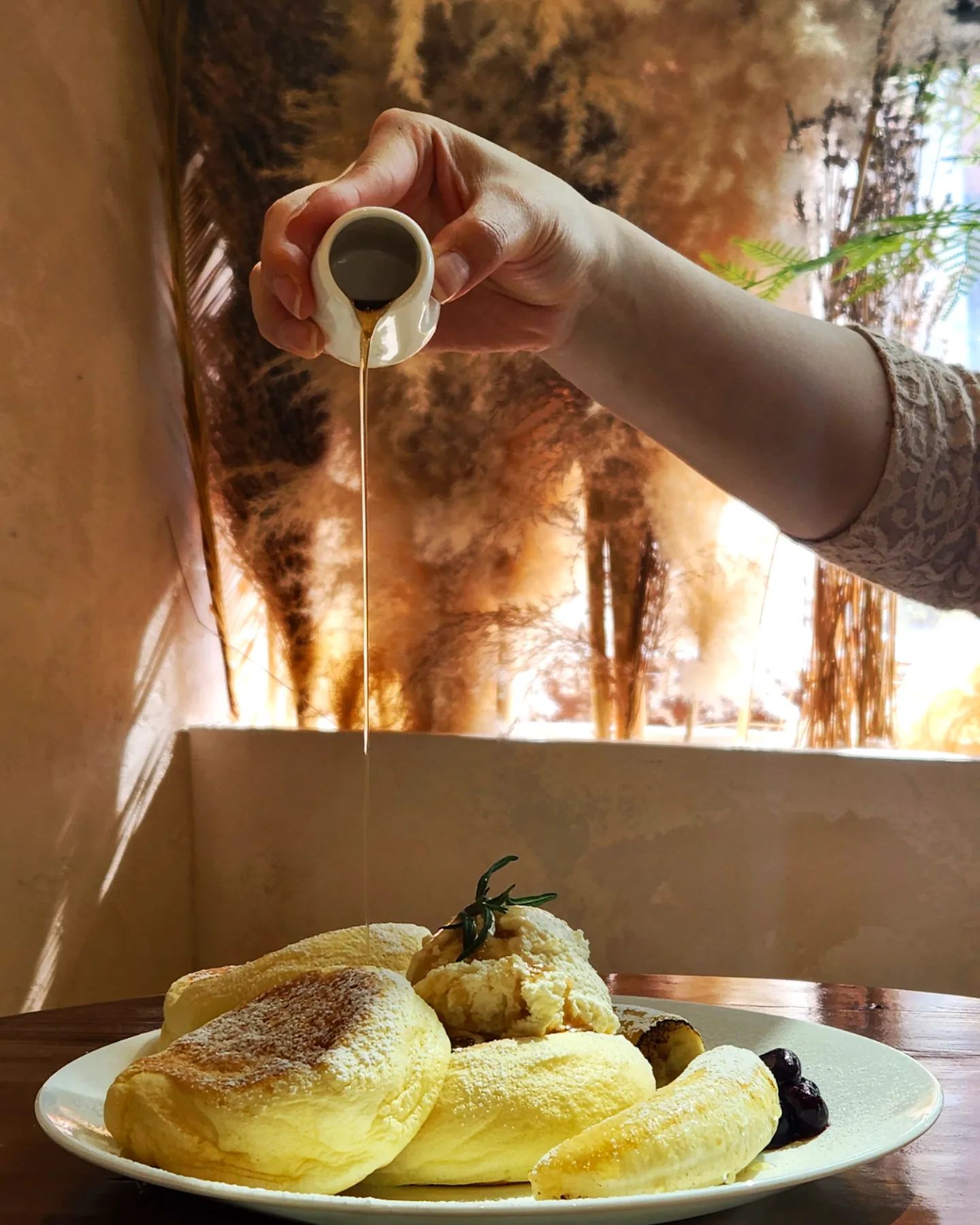 🥞 퐁신퐁신 구름을 먹는 줄 알았어요💖 성수 수플레 맛집💖

#협찬 #젠젠성수점 

🥞허니크림팬케이크(14,000)
 도톰도톰한 수플레에 메이플 시럽 이쁘게 뿌려준 후 입 안에 넣으면 사르르 녹아버린다..❤️ 퐁신퐁신 수플레를 고냥 먹으면 수플레 특유의 계란향과 담백고소함이 잘 살아있고, 카라멜라이즈드된 바나나나 블루베리랑 함께 먹으면 향긋함까지 추가💚수플레도 3장이나 나와서 양도 든든😘 

🥞 얼그레이아인슈페너(6,500)
 보통 달달한 크림의 아인슈페너를 상상할테지만, 단맛이 거의 없는 은은한 얼그레이의 향이 나는 크림과 함께 즐기는 아인슈페너이다. 수플레가 달달하기 때문에 오히려 단맛이 없는 아인슈페너가 잘 어울린다!! 은은한 얼그레이향을 느끼며 음미하는 거 추천😊

🥞 이미 SNS에서 수플레 맛집으로 유명한 곳!! 그런데 인테리어도 징챠 이쁘다😊뭔가 따뜻따뜻한 느낌!!(사진 찍는 맛 나!!) 브런치나 샐러드도 판매하던데 담엔 브런치 즐기러 가봐야겠다😎
.
.
✔️젠젠성수점
✔️서울 성수동2가 273-61
✔️매일 8:00-22:15
.
.
#젠젠 #성수동 #성수역맛집 #수플레맛집 #성수동맛집 #수플레
