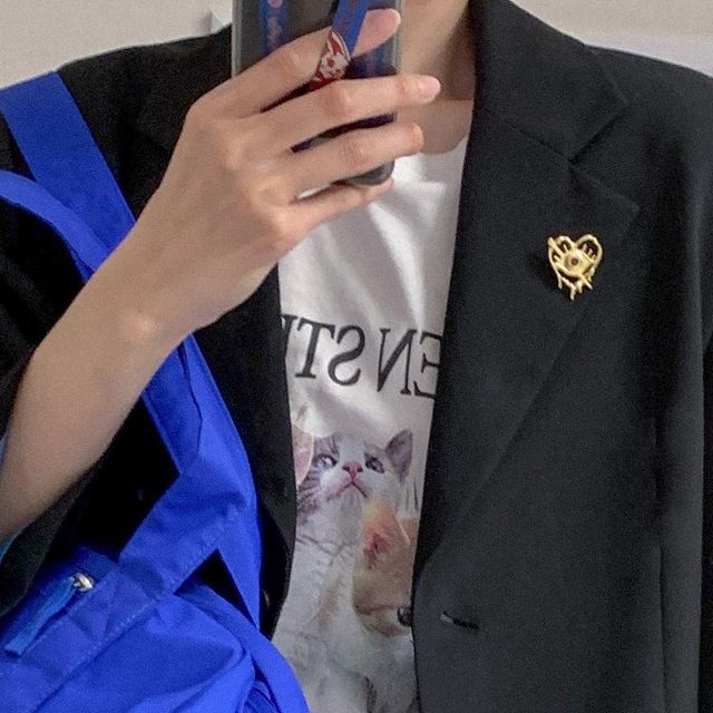 태비 on Instagram: "#광고 ─ 스튜디오 포조 ─ 크리스탈 멜팅하트 눈 팬던트 브로치 ─ HEART EYE BROOCH GOLD ∨ 평소 옷을 무채색으로 많이 입다보니 포인트 되는 악세사리 하나 톡~ 걸치는 걸 좋아