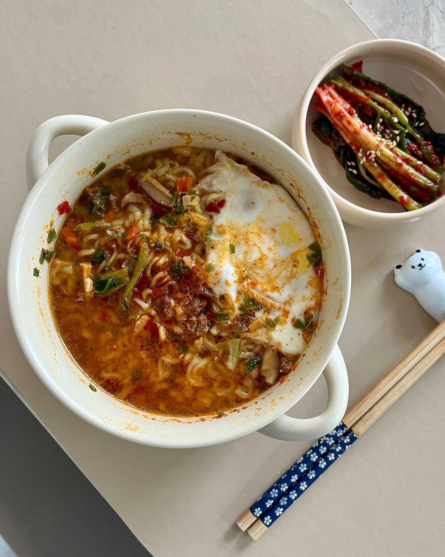 #광고 hash.up 
간단한 라면을 더욱 간단하게 만들어 줄 도자기라면기🍲
불 앞에서 기다릴 필요 없이 전자레인지로 간편 그 자체!

900ml용량이라 봉지라면도 넉넉하게
다른음식들 데워먹기도 너무 좋고
내가 사랑하는 베이지색으로 디자인도 굿굿👍🏻
환경호르몬 걱정도 안해도되고
오븐에도 사용할 수 있어 여러모로 쓸모가 많다🫶🏻❤️

#라면기 #도자기라면기 #손잡이라면기
#오븐라면기 #전자레인지용기 #오븐용기