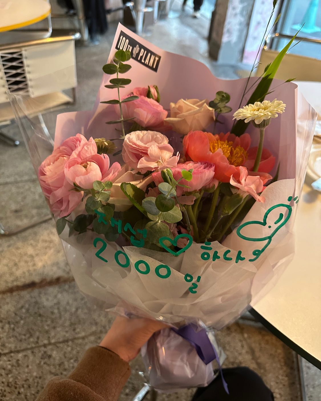 ⠀
하나 딱 만날 때 활짝 핀 작약🌷
⠀
#연애스타그램
#2000일 #기념일 #❤️