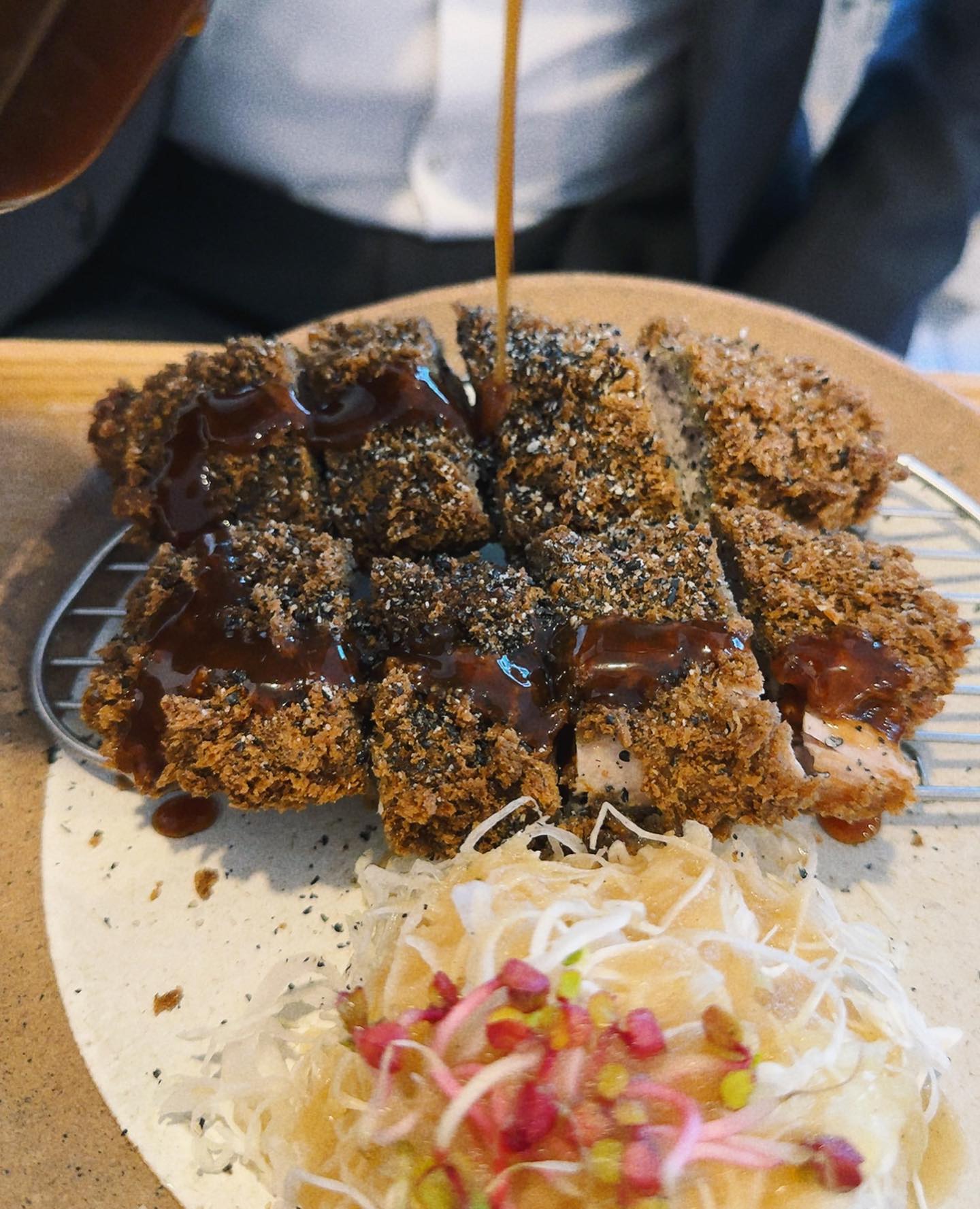 #협찬 💫레알 맛집^^

📍교대역맛집 '가츠오' 에 다녀왔어요~😊😊

🎯평일 짝꿍 회사 근처.. 한번 맛보고 반한 #가츠오 에서 저녁식사를 하기로 결정한 우리‼️

🎯매장에 고고하니 와우👍 벌써부터 손님들 맛나게 식사하고 계시고..ㅎㅎ

🎯착석후 우린, #쿠로고마안심흑가츠 와 #제주흑돼지안심가츠카레 그리고 콜라한개를 주문했어요💕

🎯크.. 가츠오는 트랜드를 따라가지 않고, 장인정신으로 가츠오만의 돈까스에 열중하는 가게지요~굿굿👍🏻

🎯가츠오만의 고기숙성 손질방법과.. 빵가루를 직접 만드시기까지!!! 두종류의 빵가루(버터풍미의 흰빵가루와 흑임자풍미의 검은빵가루)를 이용하여 어디에서도 맛볼 수 없는 가츠오만의 돈까스를 만드시는 장인맛집이지요👏🏻👏🏻

🎯더욱이 각종 반찬과 소스도 직접 만들어 여러날 숙성시킨후 제공하시는 돈까스에 진심이신 교대역맛집 '가츠오'‼️😊😊

🎯테이블에 있는 여러가지의 먹는 방법을 참고하며.. 굿뜨👍🏻✨

🎯두구두구~ 우리의 돈까스들이 나오셨어요~~🎉🎉

#쿠로고마안심흑가츠 브라보‼️ 역시나 촉촉하니 고급지게 세상 맛나네요👍🏻👍🏻 은은한 흑임자향 최고👏🏻 다시먹어도 맛있는 '가츠오' 돈까스~ 역시는 역시다😍😍

#제주흑돼지안심가츠카레 도 대박!! 고소하고 은근히 퍼지는 버터향 품은 안심가츠와 꾸덕한 카레의 꼴라보는 내 취향저격‼️ 넘나 맛나부러용~😊😊💕

🎯직접 숙성시켜 만드신 청양소스~ 돈까스 맛을 한층더 업그레이드시켜주시고ㅎㅎ

📌회사근처에 '가츠오'있음에 무지 기뻐하신 짝꿍님~ 오늘도 역시나 대만족하시네요😊😊

✔️남다른 최고의 돈까스맛을 맛보고 싶으시다면 단연 이곳 교대역맛집 '가츠오'을 강추드려봅니다~😍✨
✔️재방문 의사💯
✔️그럼 방문하셔서 장인손길이 가득한 돈까스 맛을 맛있게 즐겨보셔요~ 야미야미~^^❤❤

✅매장주소: 서울 서초구 서초중앙로20길 21
✅매장번호: 0507-1312-5154
✅영업시간: 매일 11:30~20:00,  브레이크타임 14:00~17:00

#교대역맛집 #교대맛집 #강남맛집 #서초동맛집 #강남돈까스 #교대돈까스 #교대역돈까스 #서울돈까스맛집 #가츠오 #스토리앤체험단 #스토리앤